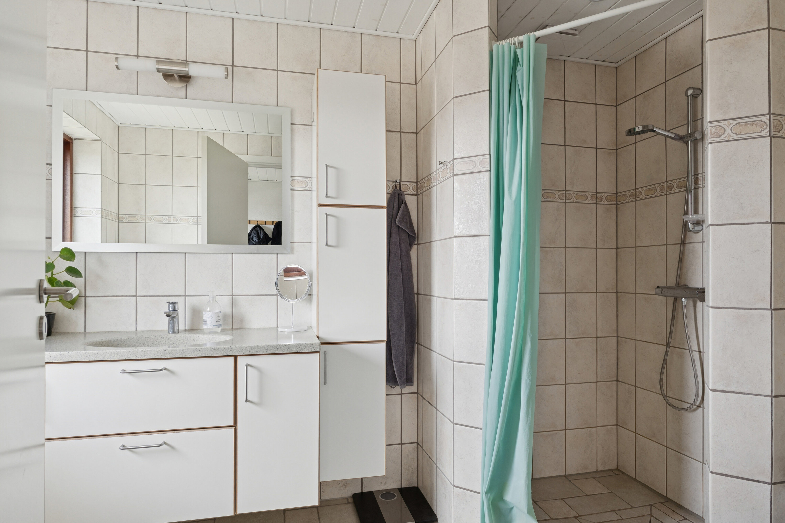 Fremhævet badeværelse billede i fuldskærmstilstand. Billede af Rosenhaven 1, 8620 Kjellerup