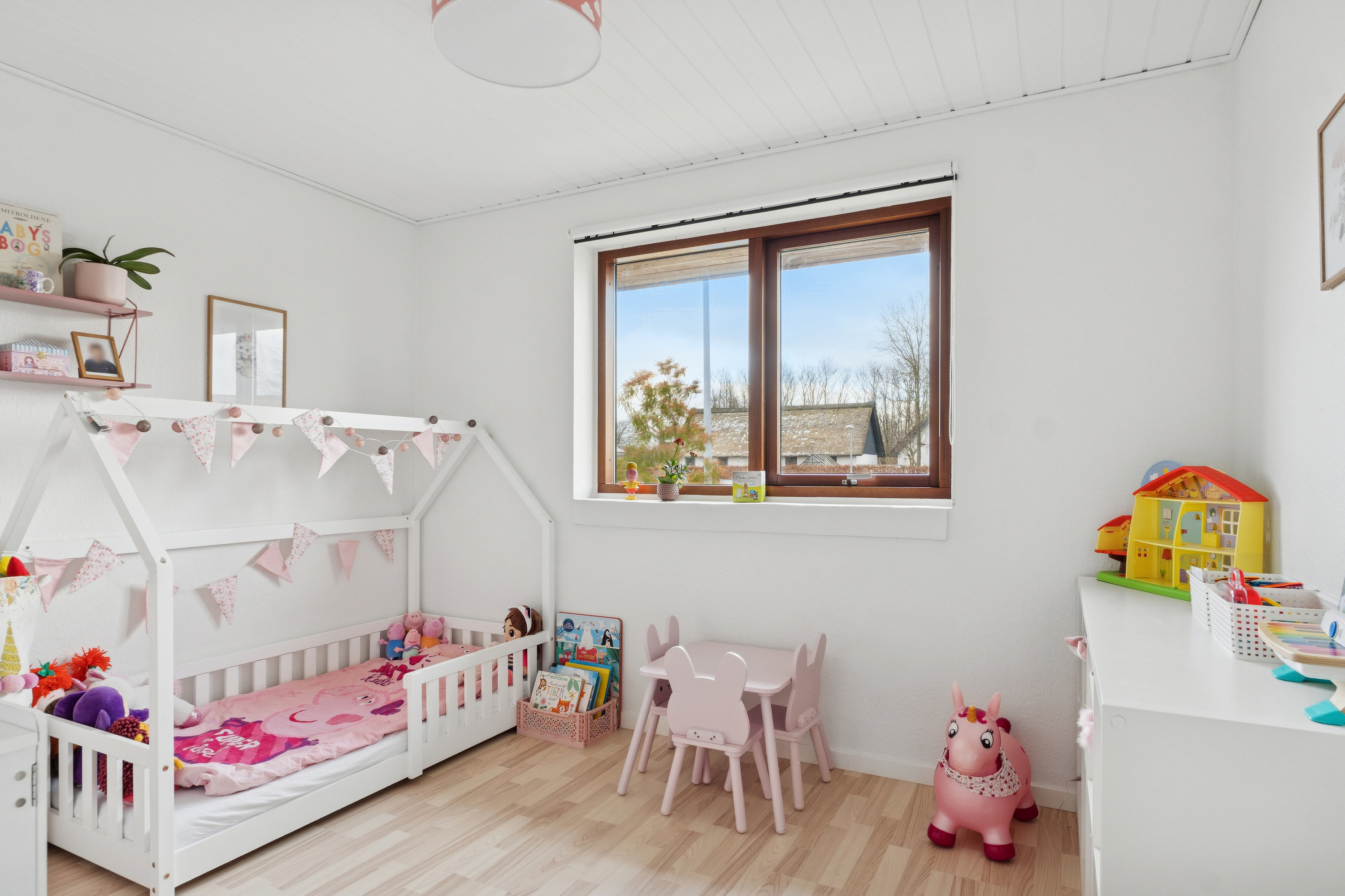 Fremhævet soveværelse billede i fuldskærmstilstand. Billede af Rosenhaven 1, 8620 Kjellerup