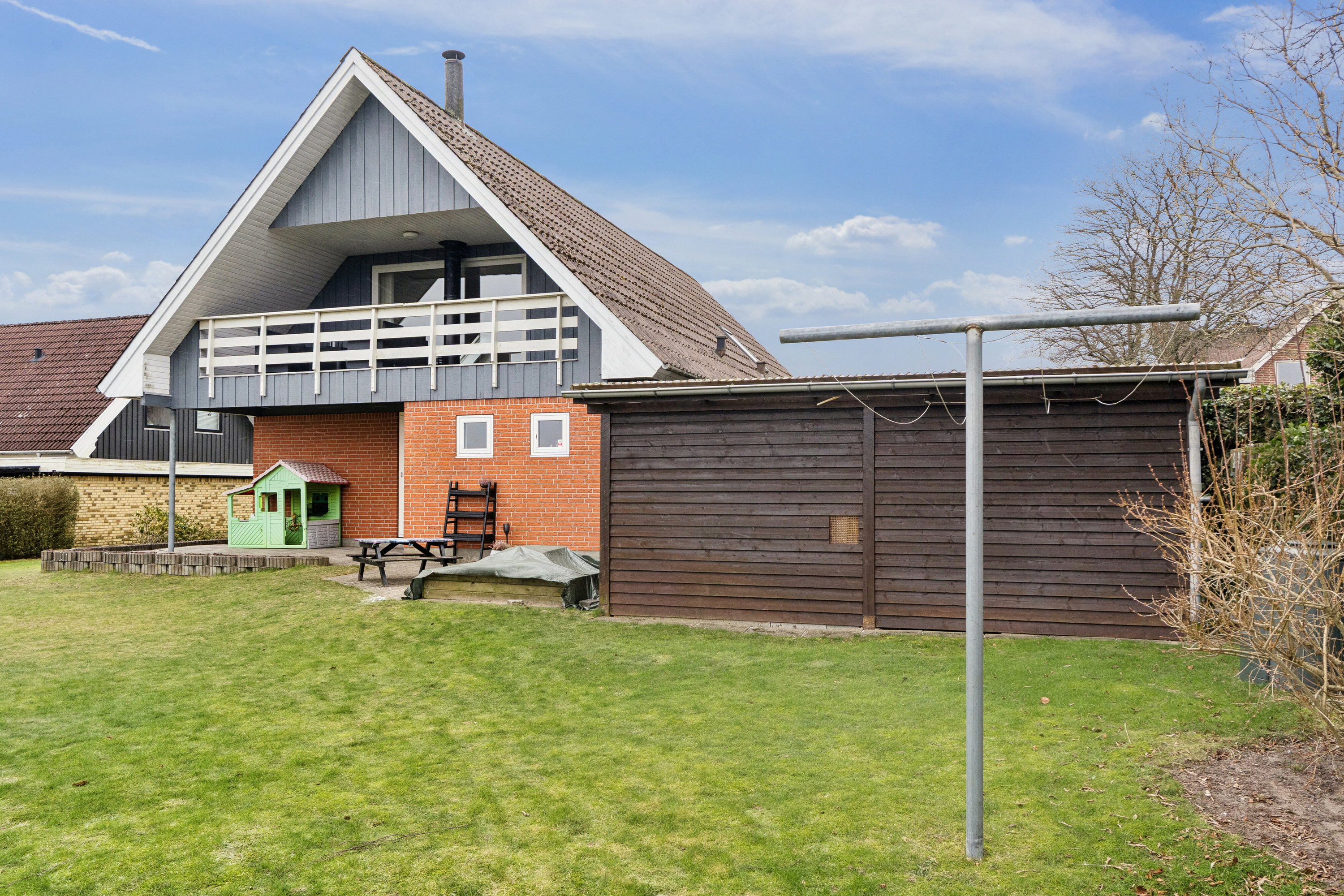 Fremhævet set fra vejen billede i fuldskærmstilstand. Billede af Valmuevej 6, 9870 Sindal