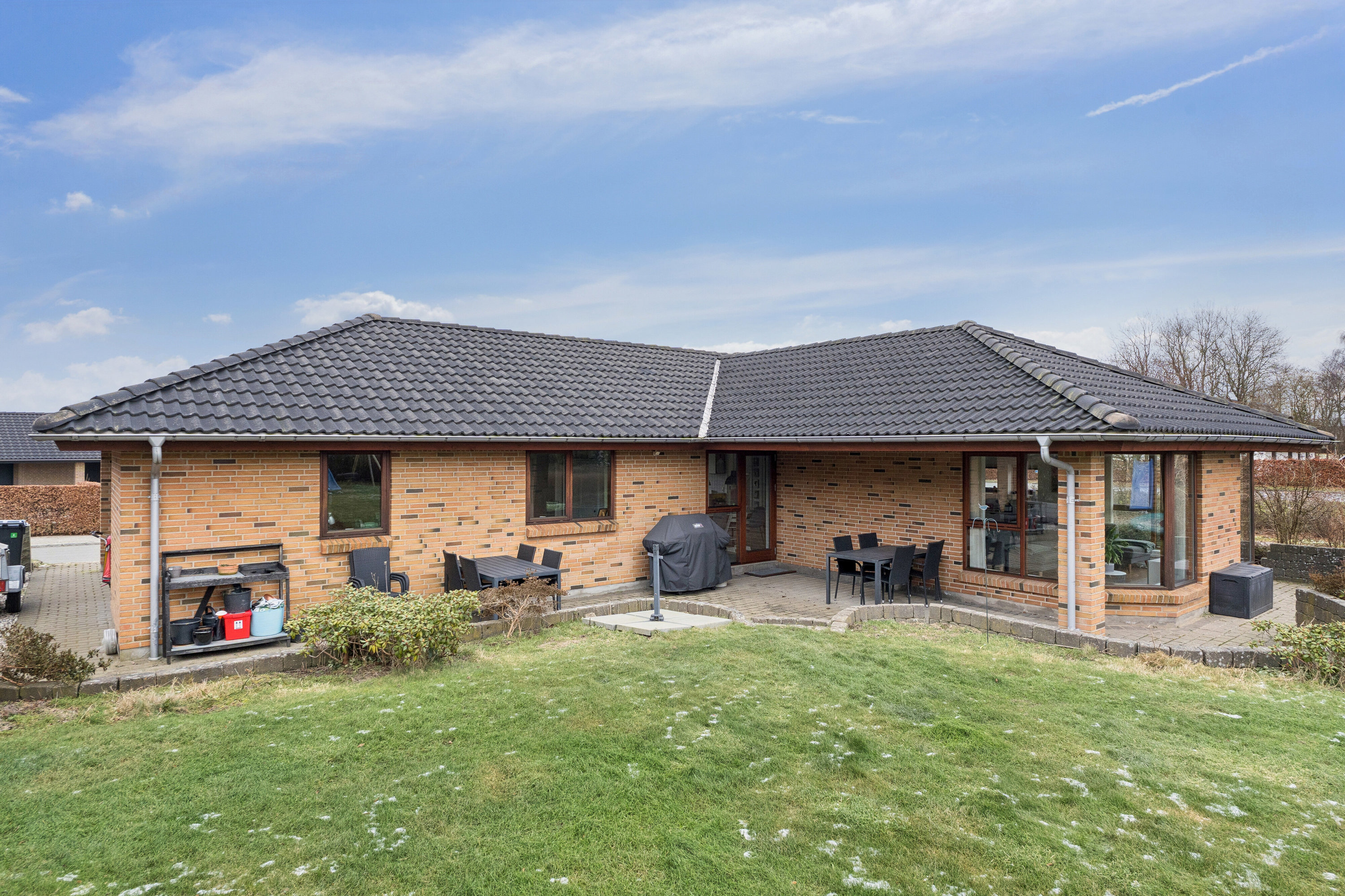 Fremhævet set fra haven billede i fuldskærmstilstand. Billede af Rosenhaven 1, 8620 Kjellerup