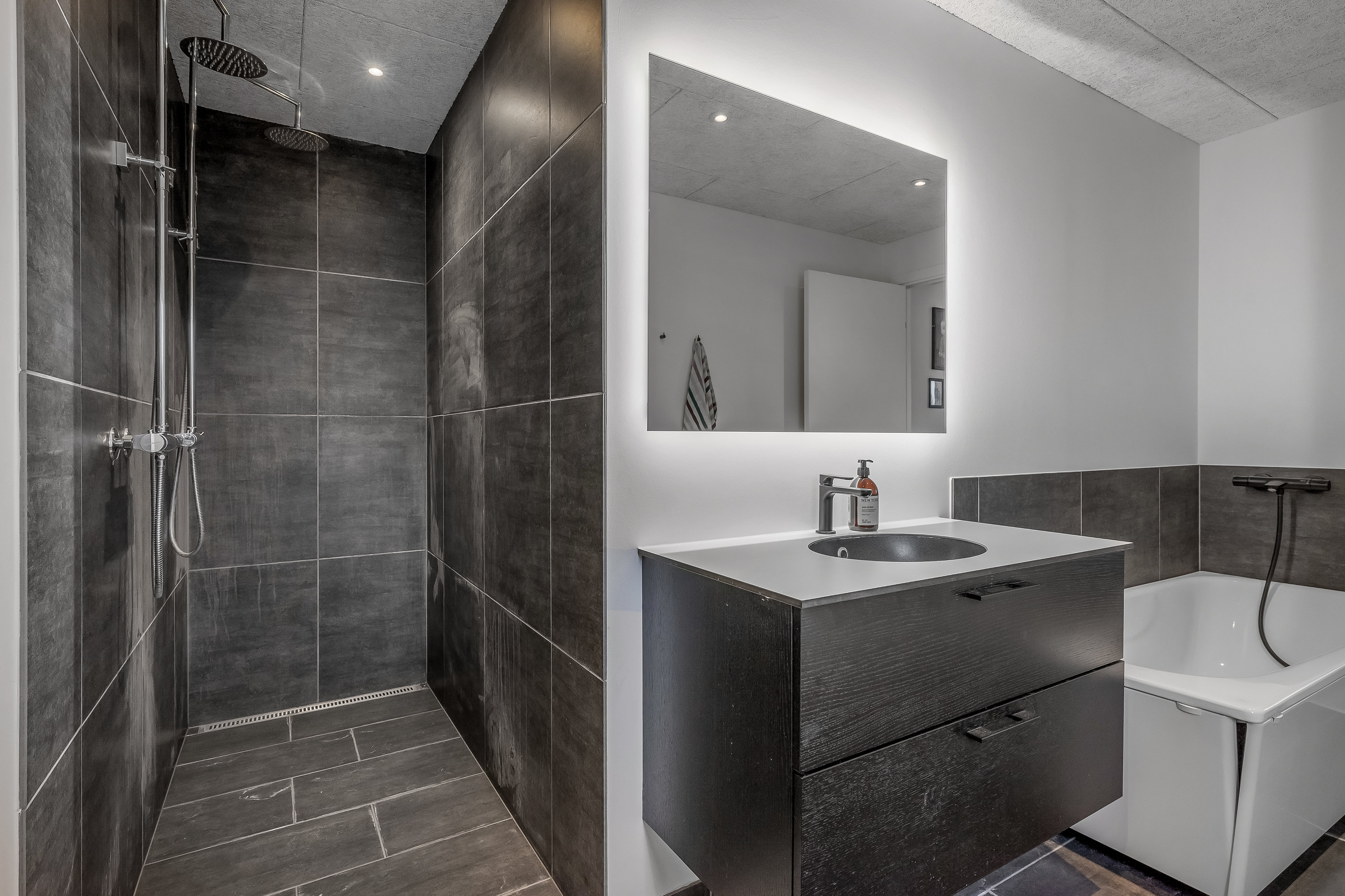 Fremhævet badeværelse billede i fuldskærmstilstand. Billede af Hvalfisken 14, Mejrup, 7500 Holstebro