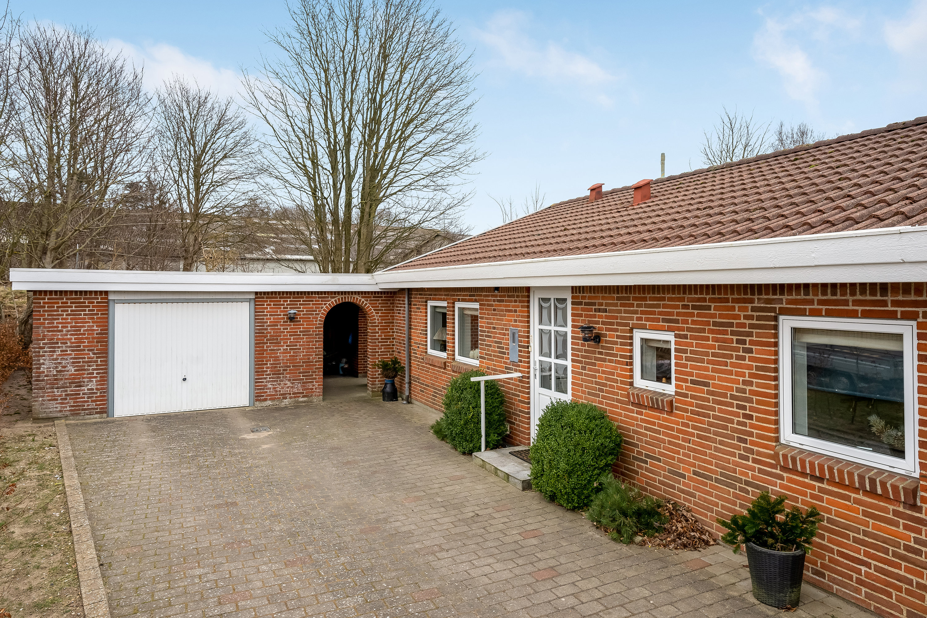 Fremhævet facade billede i fuldskærmstilstand. Billede af Skyttegårdsvej 8, 6780 Skærbæk