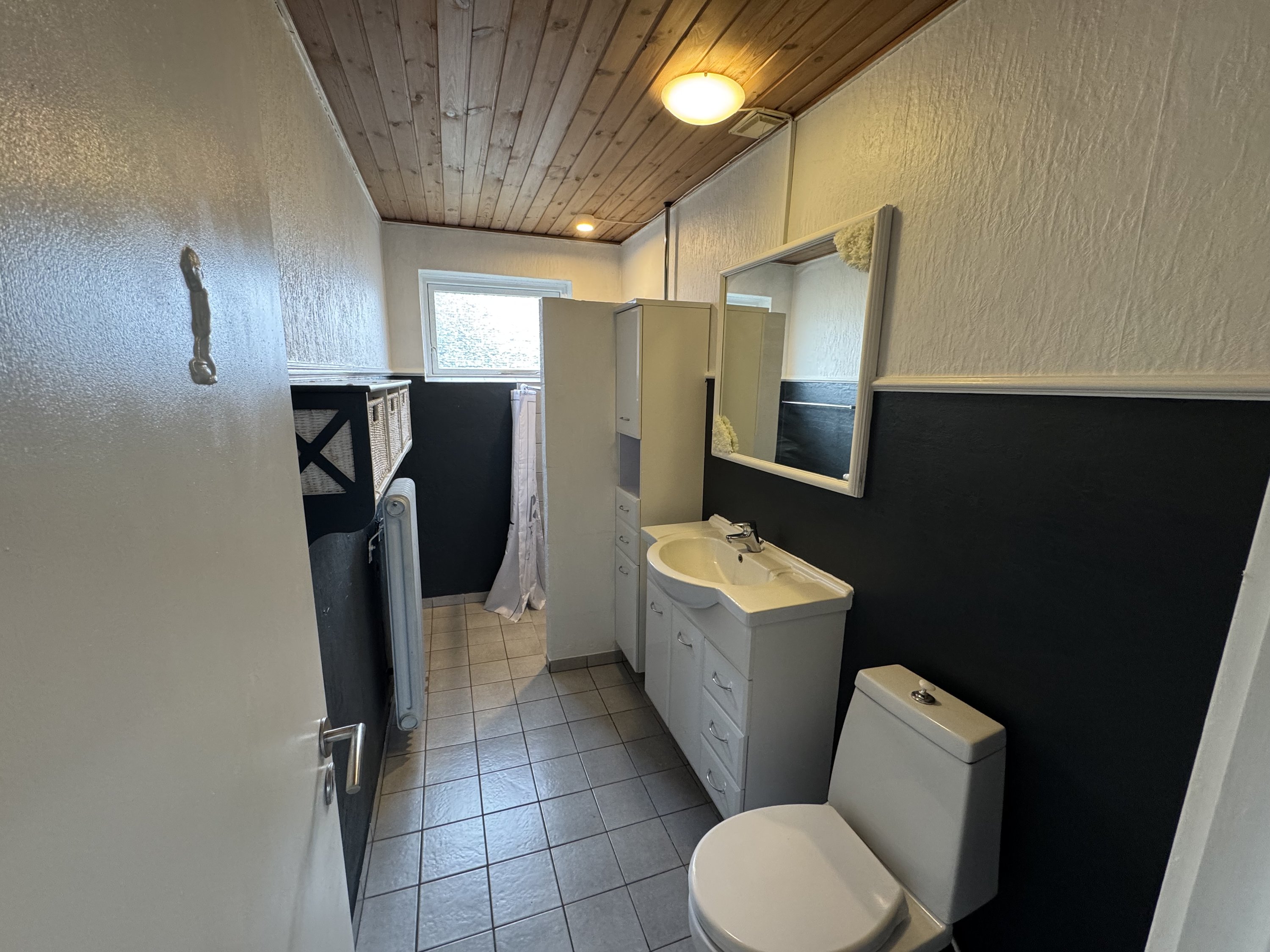 Fremhævet badeværelse billede i fuldskærmstilstand. Billede af Dannebrogsgade 64, 9700 Brønderslev