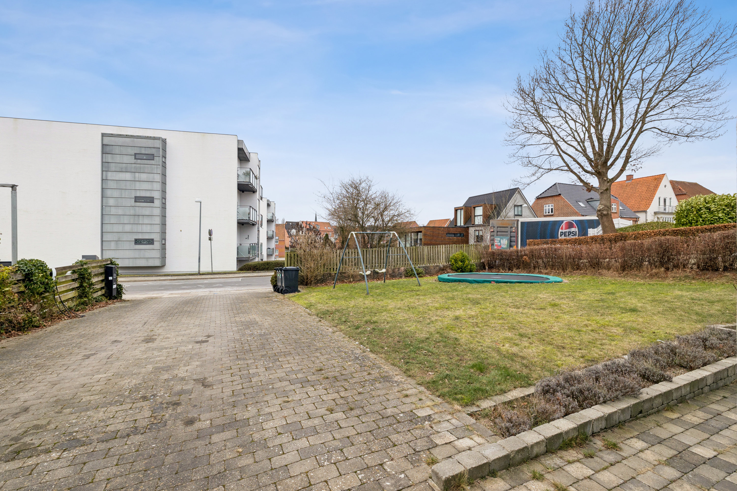 Fremhævet indkørsel/forhave billede i fuldskærmstilstand. Billede af Krøyer Kielbergs Vej 15, 8660 Skanderborg