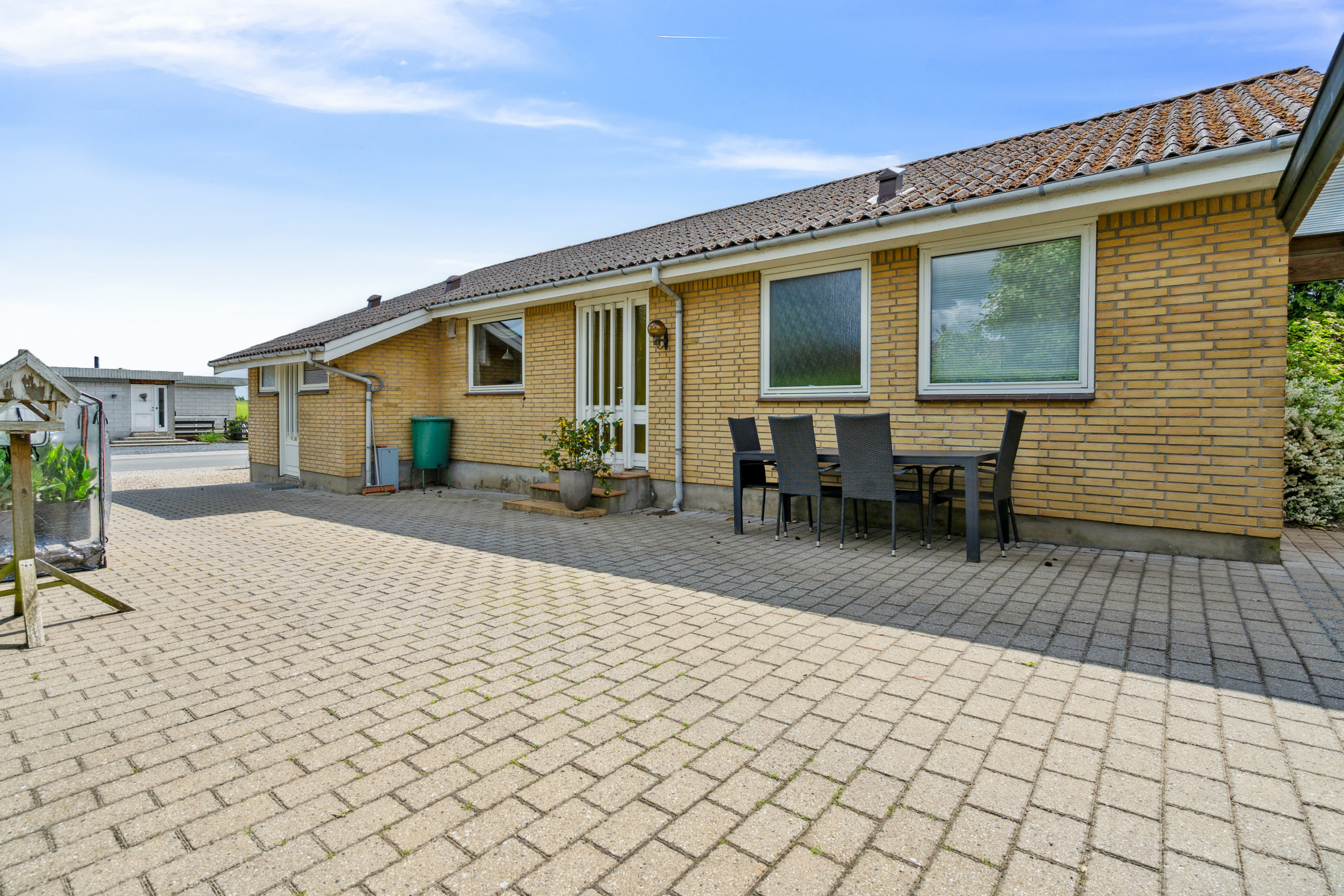 Fremhævet facade billede i fuldskærmstilstand. Billede af Dæmningen 26, Nr Broby, 5672 Broby