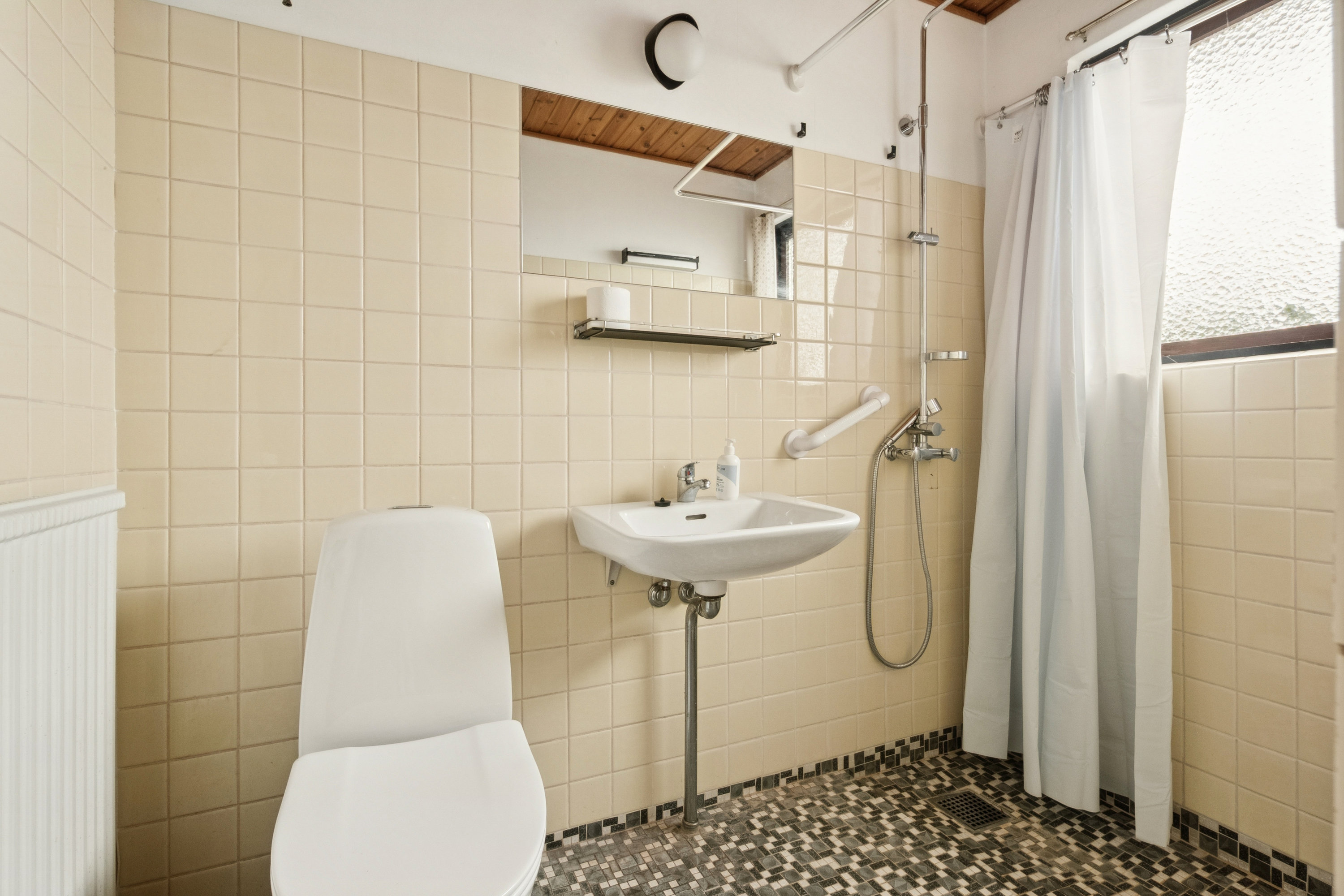 Fremhævet badeværelse billede i fuldskærmstilstand. Billede af Syvhøjvænge 10, 2625 Vallensbæk