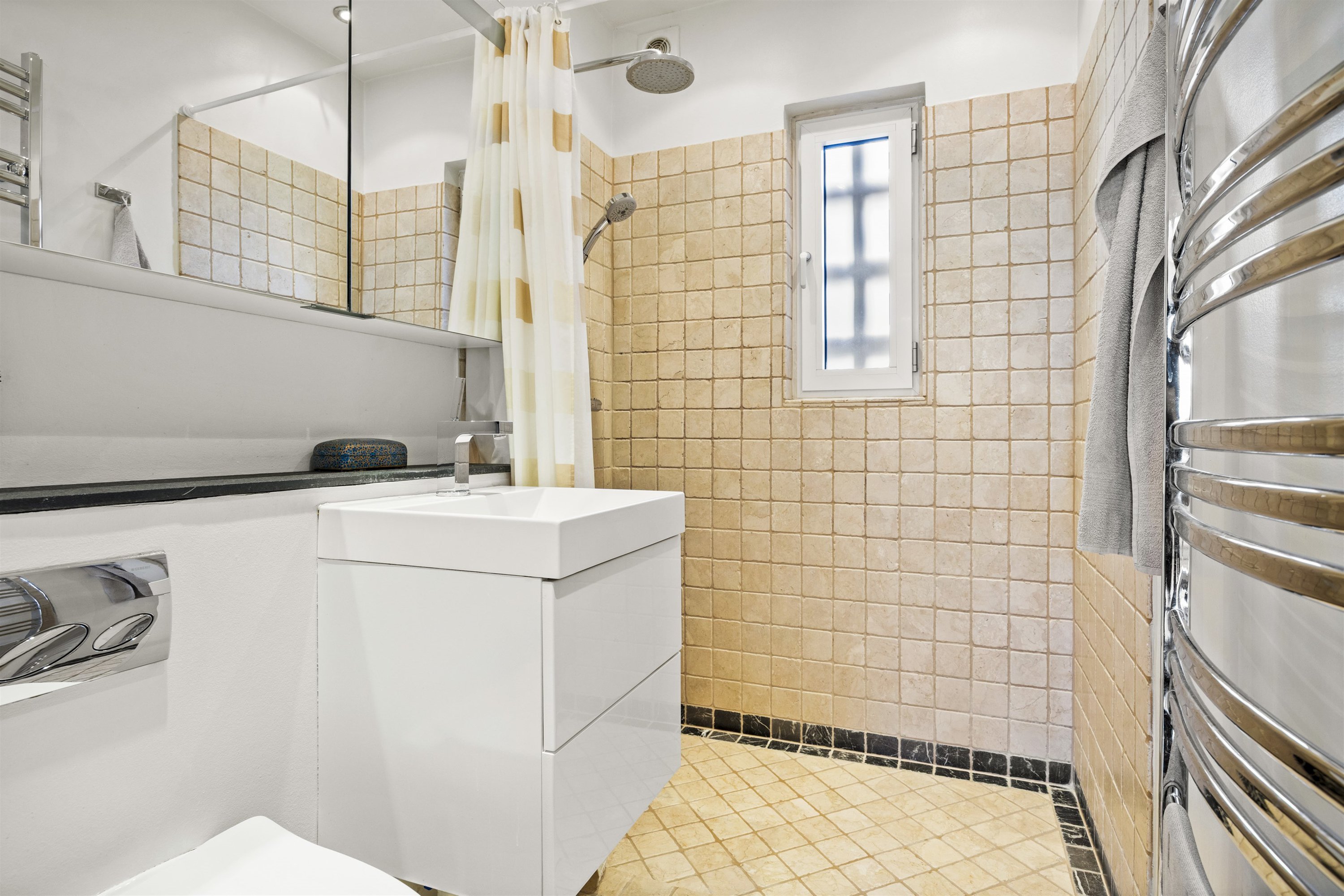 Fremhævet andet billede i fuldskærmstilstand. Billede af Ved Bommen 23, 2820 Gentofte