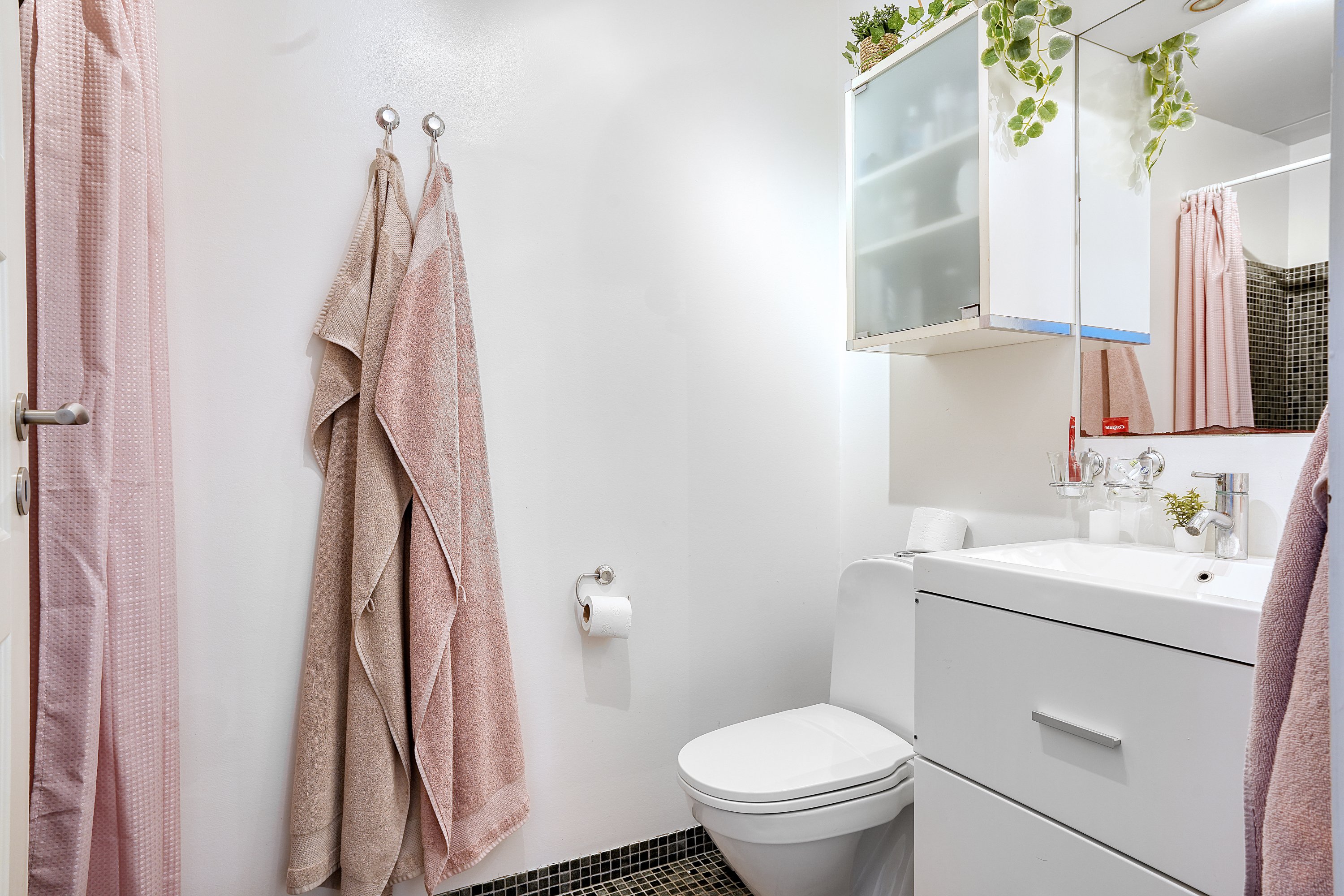 Fremhævet wc billede i fuldskærmstilstand. Billede af Kildevangsparken 18, 4390 Vipperød