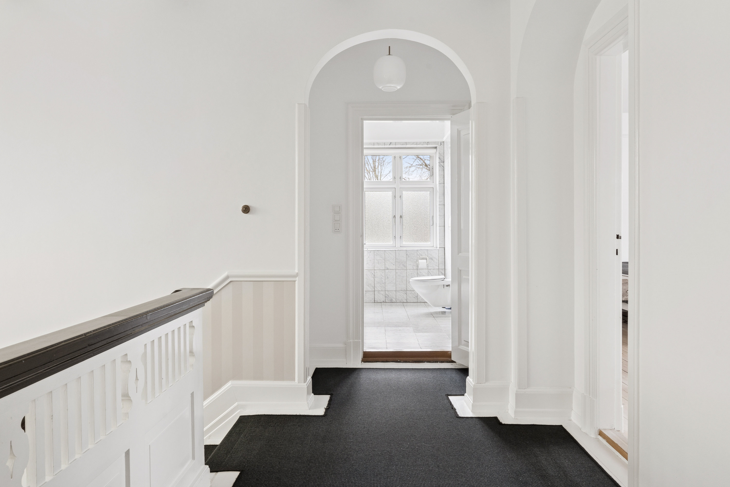 Fremhævet gang billede i fuldskærmstilstand. Billede af Rafns Alle 2, 9000 Aalborg