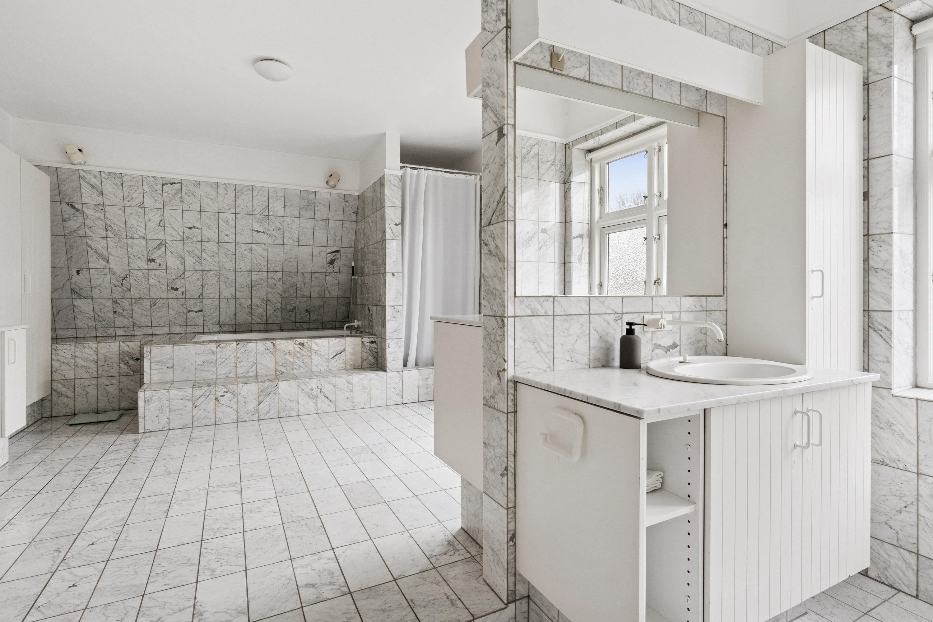 Fremhævet badeværelse billede i fuldskærmstilstand. Billede af Rafns Alle 2, 9000 Aalborg