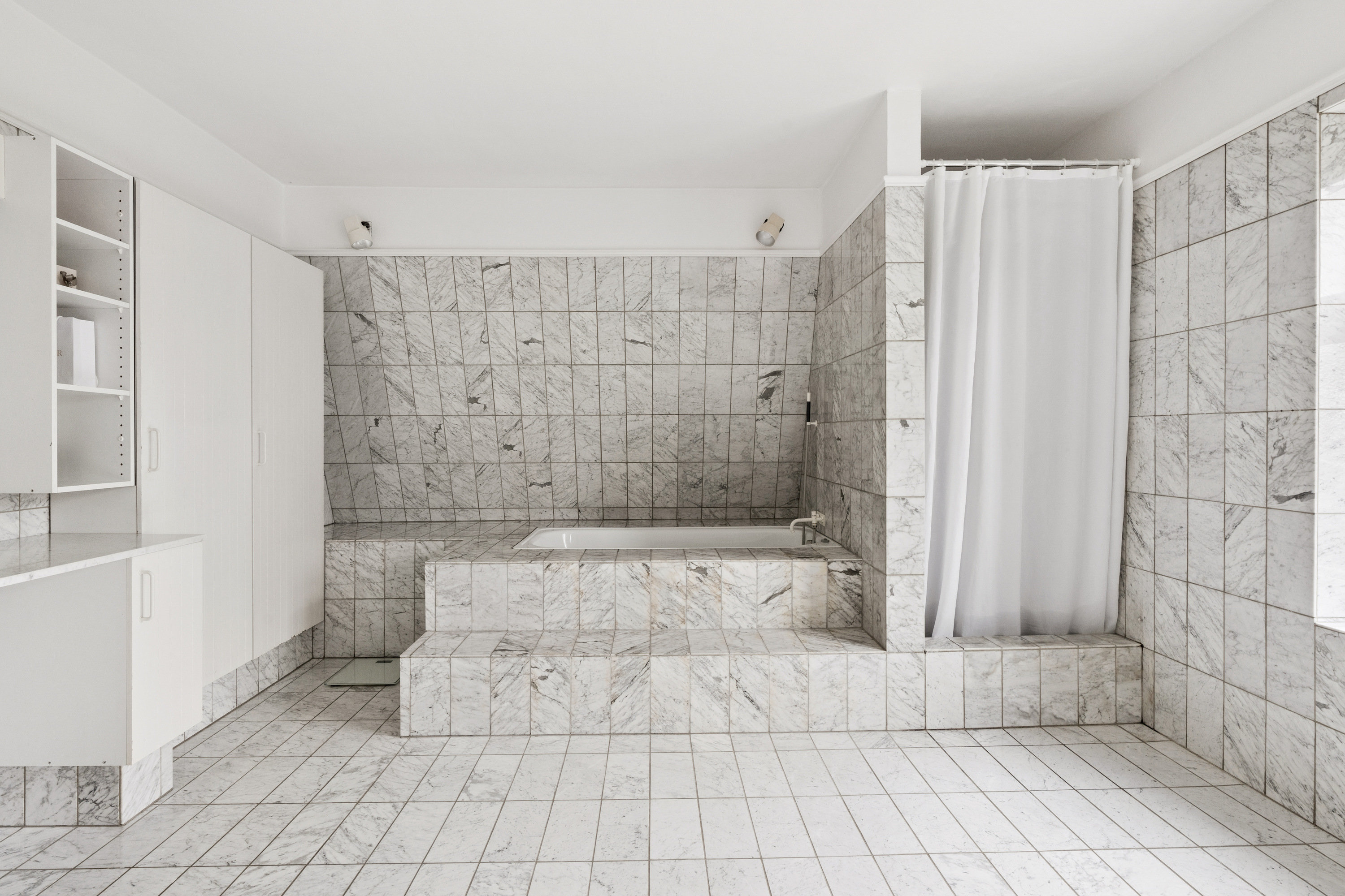 Fremhævet badeværelse billede i fuldskærmstilstand. Billede af Rafns Alle 2, 9000 Aalborg