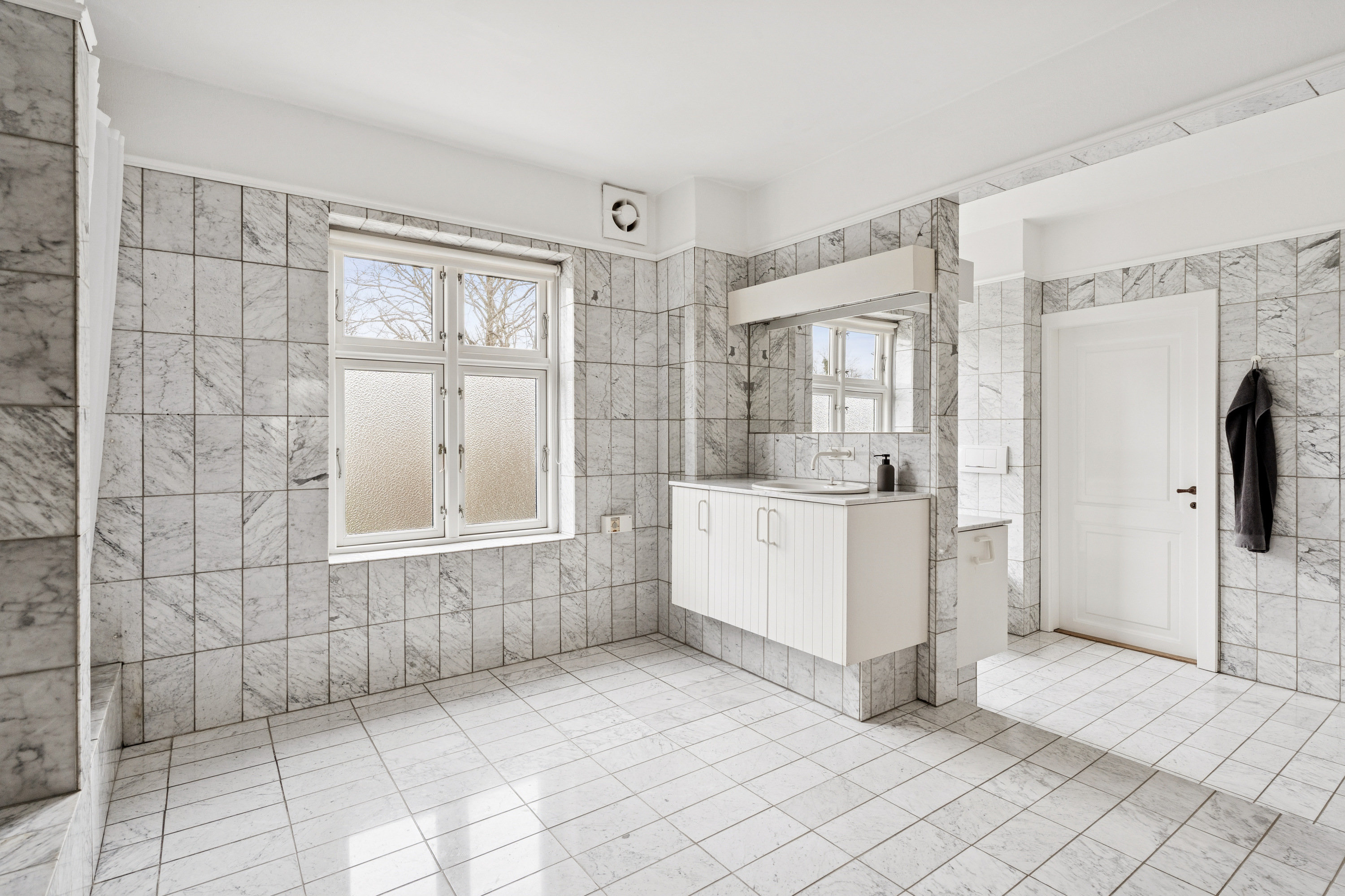 Fremhævet badeværelse billede i fuldskærmstilstand. Billede af Rafns Alle 2, 9000 Aalborg