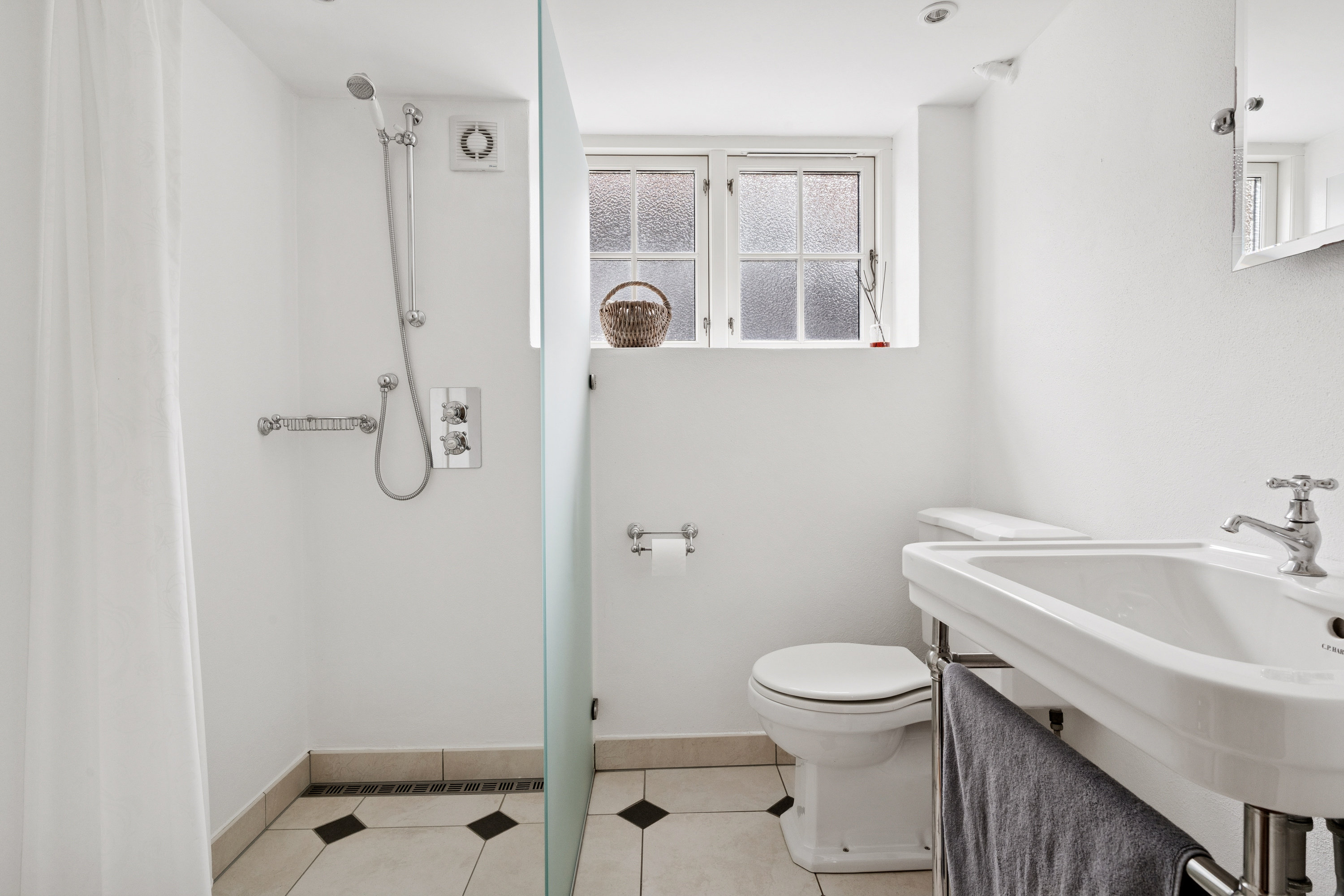 Fremhævet badeværelse billede i fuldskærmstilstand. Billede af Rafns Alle 2, 9000 Aalborg