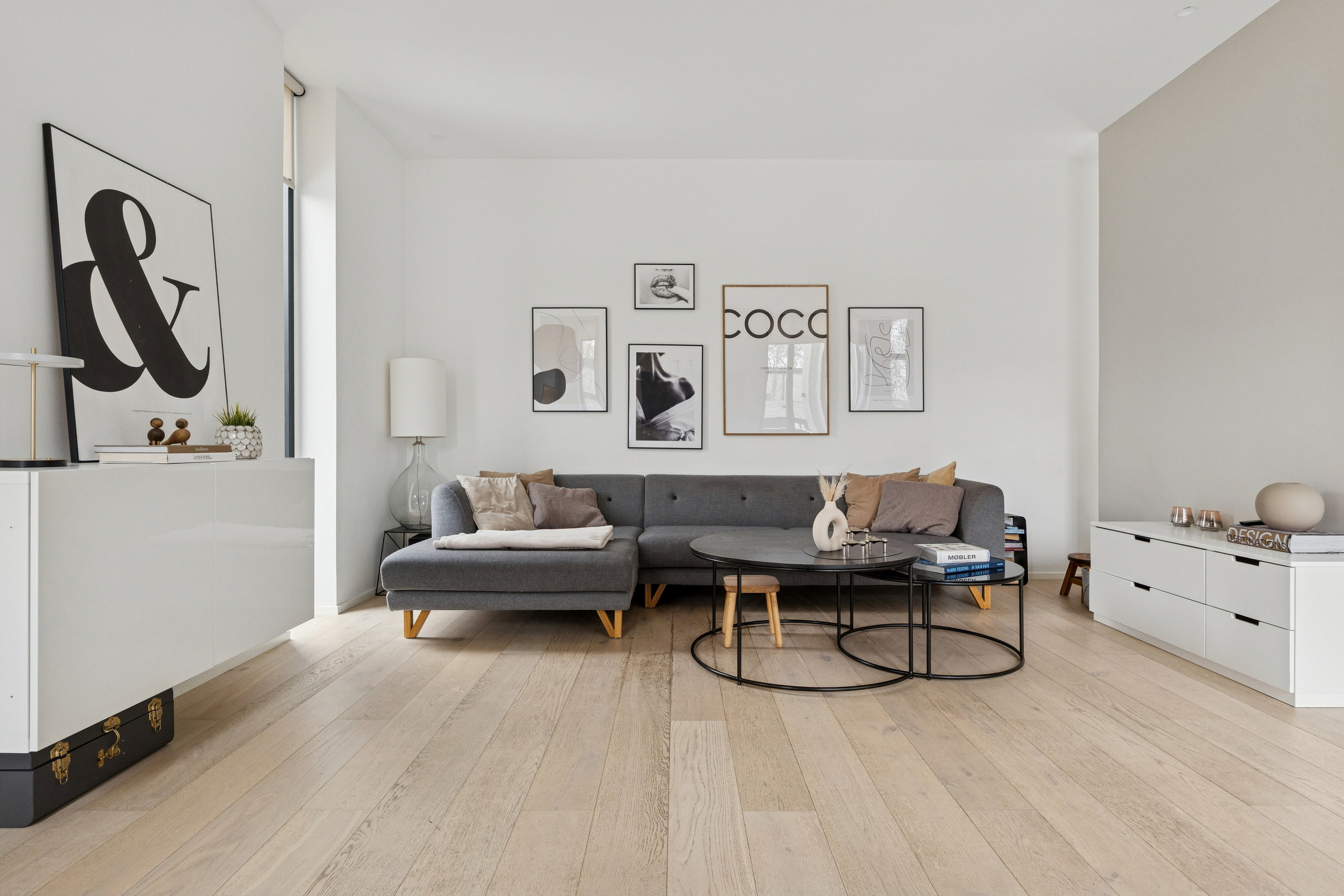 Fremhævet stue billede i fuldskærmstilstand. Billede af Onsholtgårdsvej 104, 8260 Viby J