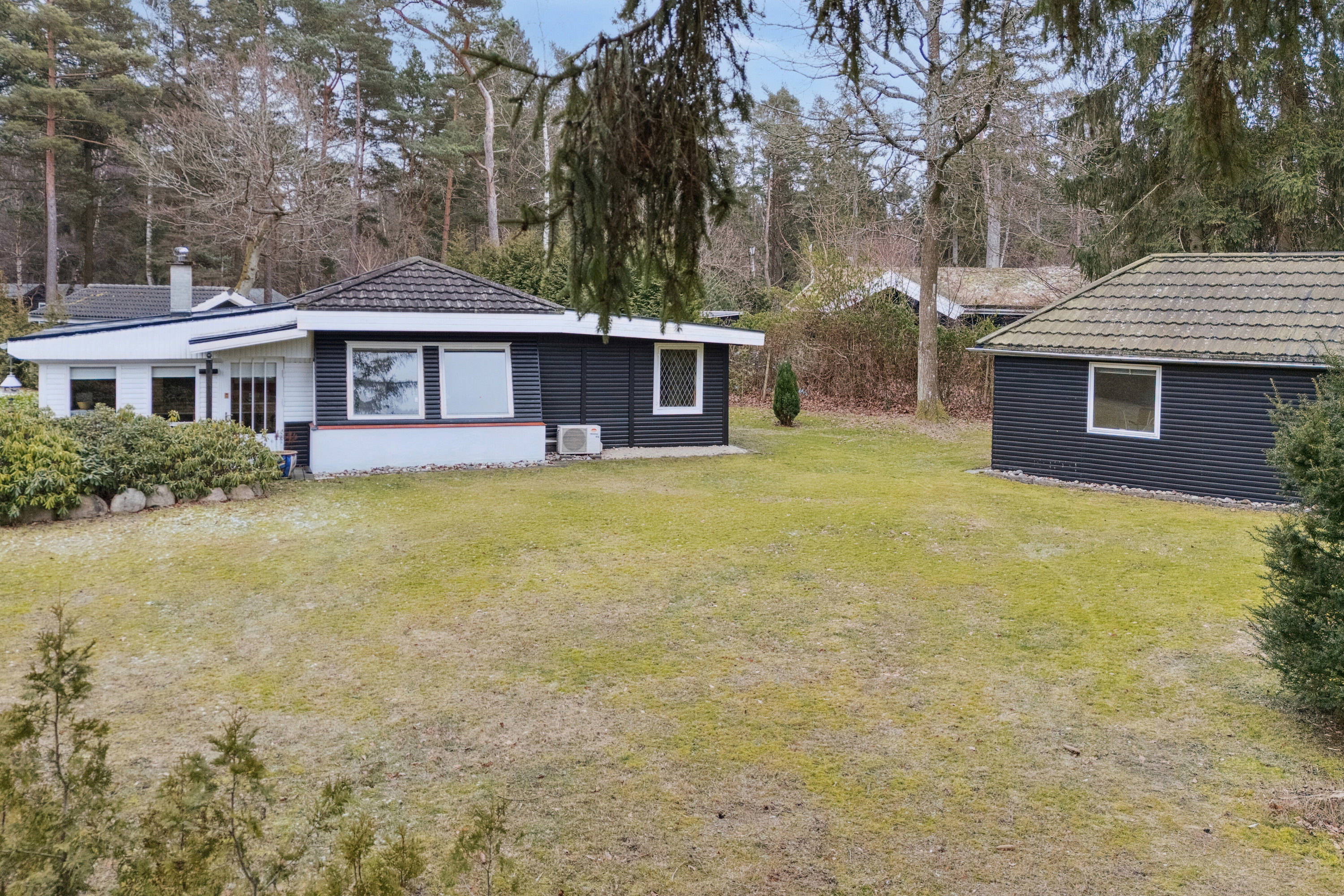 Fremhævet set fra haven billede i fuldskærmstilstand. Billede af Skovbovej 23, Asserbo, 3300 Frederiksværk