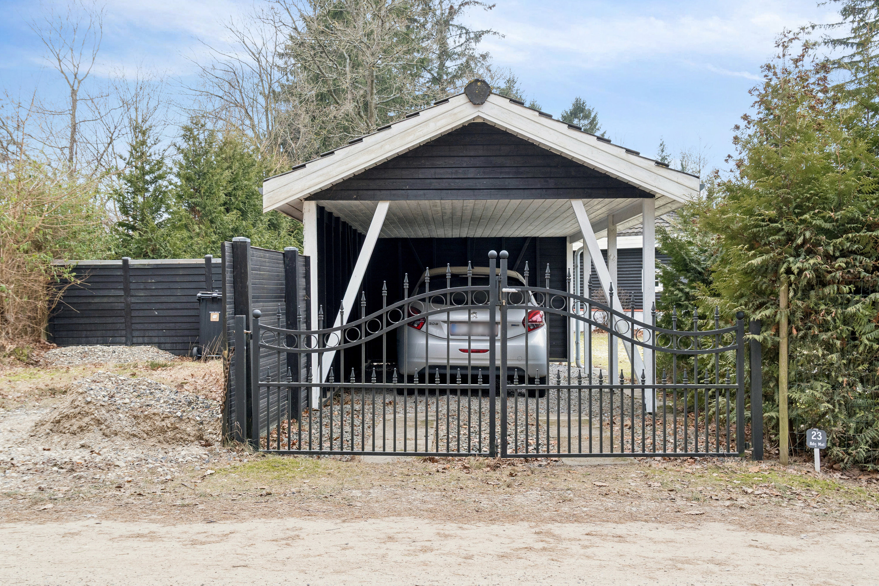 Fremhævet set fra vejen billede i fuldskærmstilstand. Billede af Skovbovej 23, Asserbo, 3300 Frederiksværk