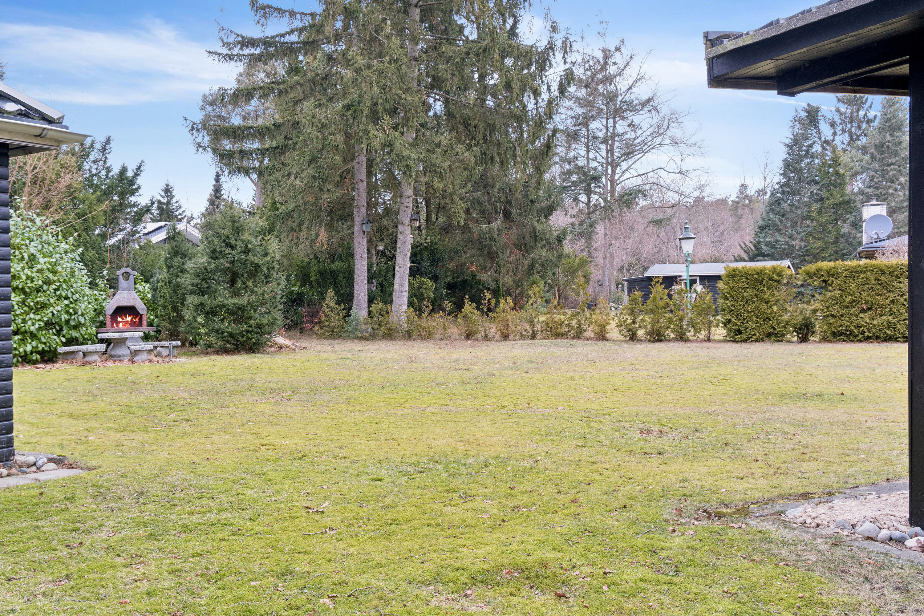 Fremhævet set fra haven billede i fuldskærmstilstand. Billede af Skovbovej 23, Asserbo, 3300 Frederiksværk