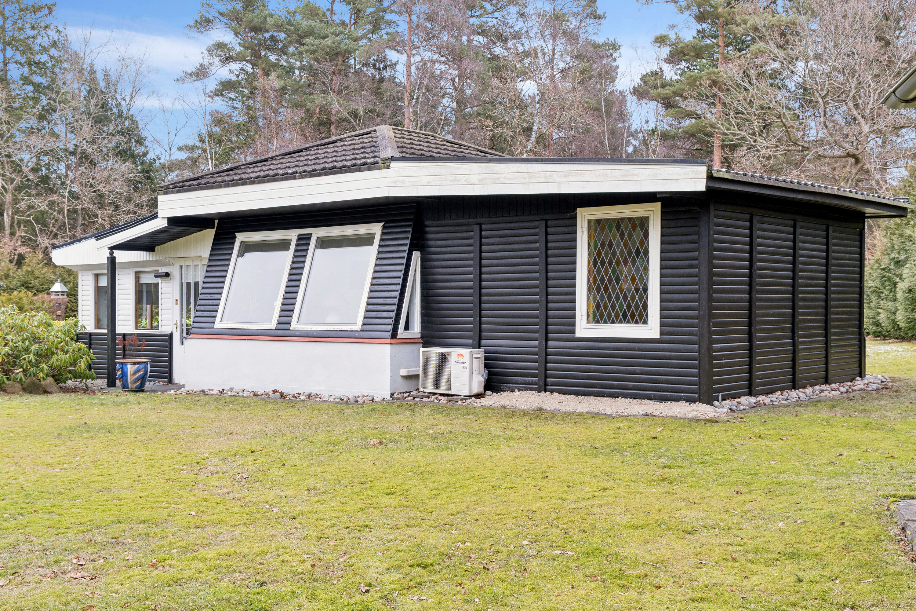 Fremhævet set fra haven billede i fuldskærmstilstand. Billede af Skovbovej 23, Asserbo, 3300 Frederiksværk