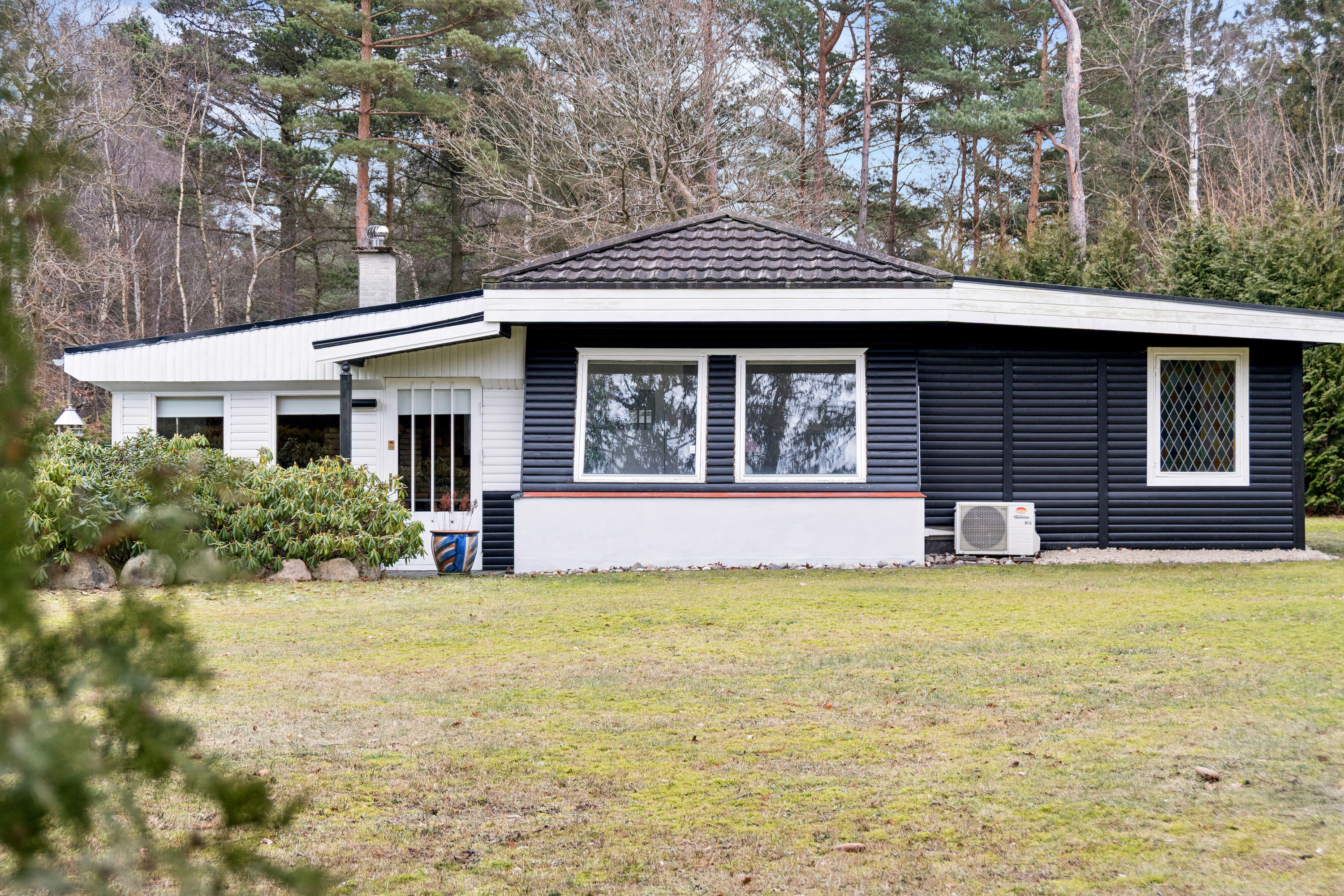 Fremhævet set fra haven billede i fuldskærmstilstand. Billede af Skovbovej 23, Asserbo, 3300 Frederiksværk