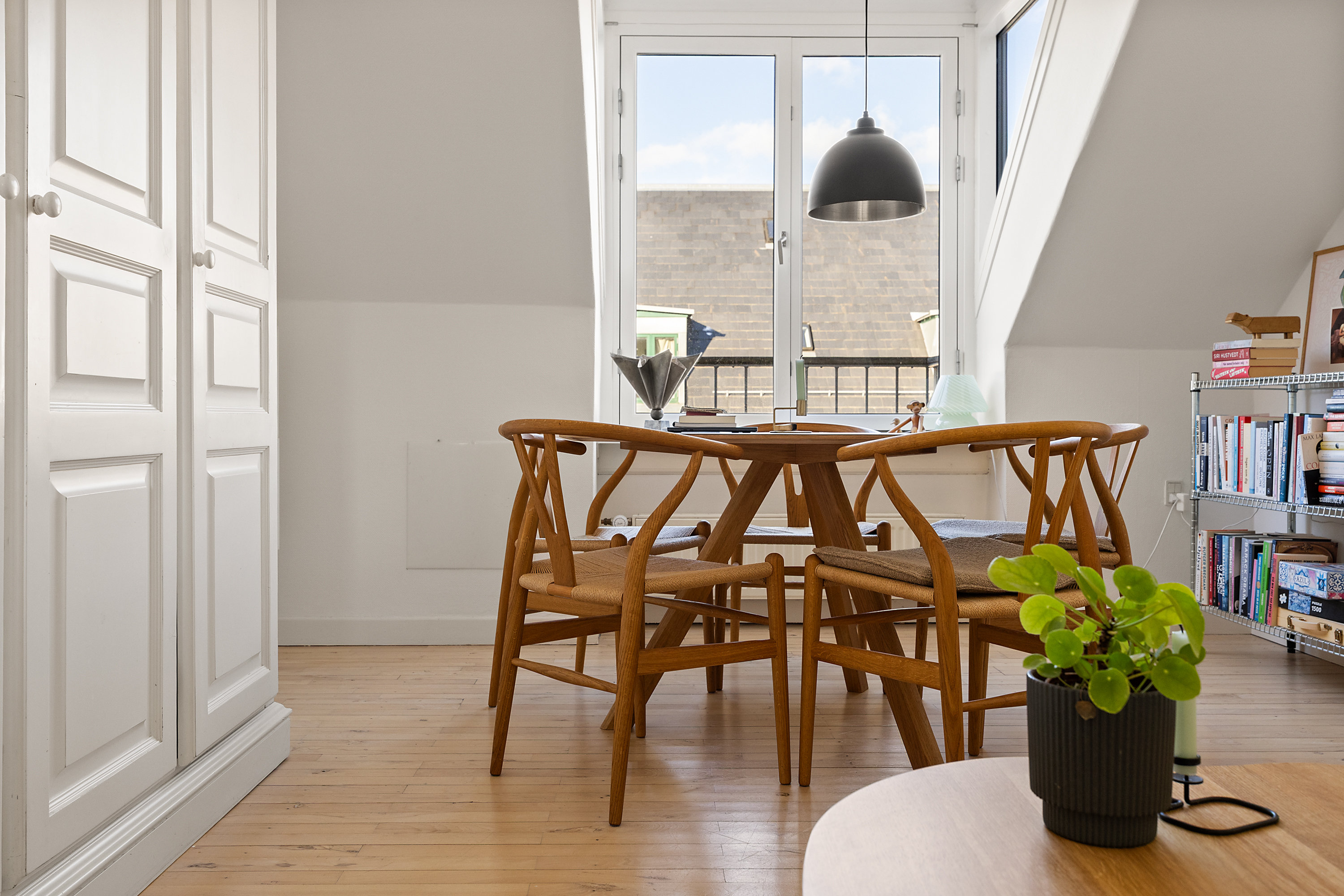 Fremhævet spiseplads billede i fuldskærmstilstand. Billede af Andreas Bjørns Gade 16, 5. tv., 1428 København K