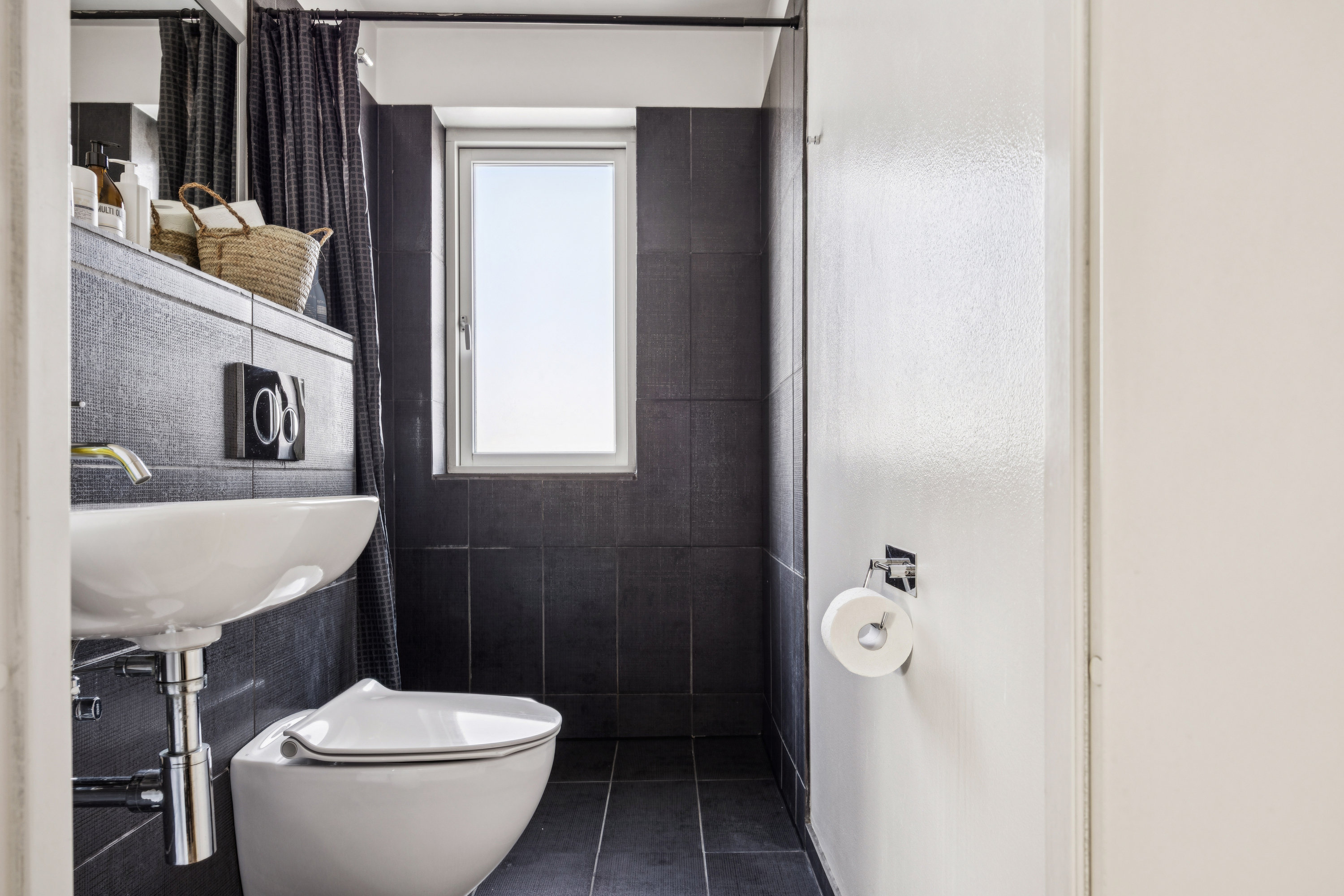 Fremhævet badeværelse billede i fuldskærmstilstand. Billede af Langagervej 17B, 2500 Valby