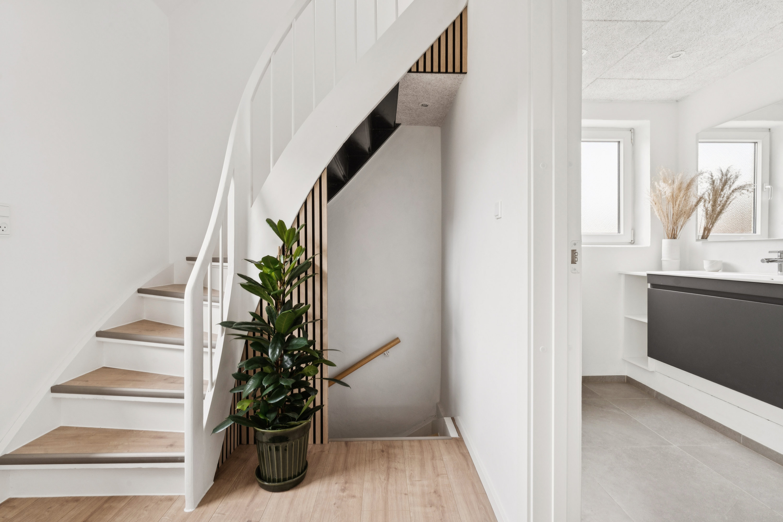 Fremhævet trappe billede i fuldskærmstilstand. Billede af Klarup Skolevej 7A, 9270 Klarup