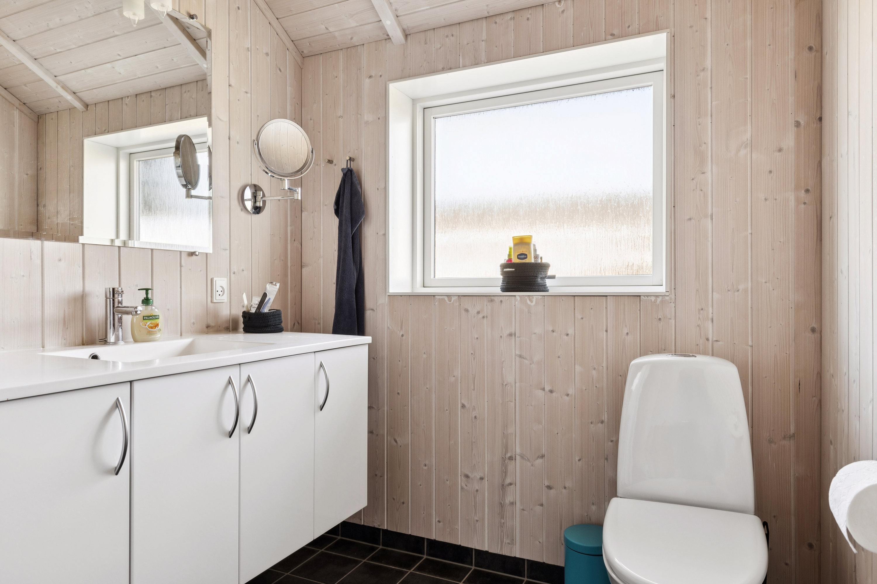 Fremhævet badeværelse billede i fuldskærmstilstand. Billede af Ravnholt 48, Havnsø, 4591 Føllenslev