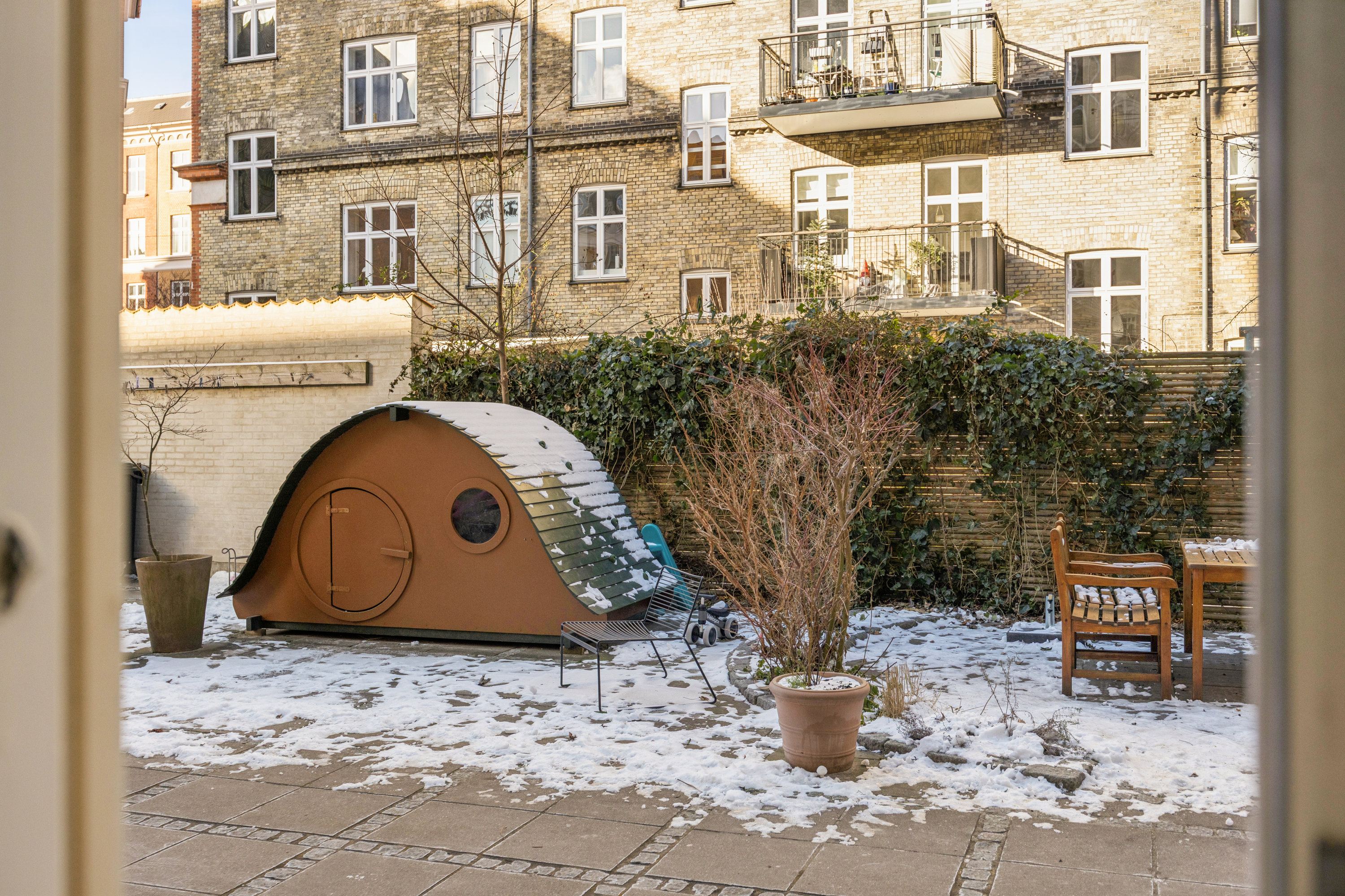 Fremhævet andet billede i fuldskærmstilstand. Billede af N.J. Fjords Alle 2, st.. tv., 1957 Frederiksberg C