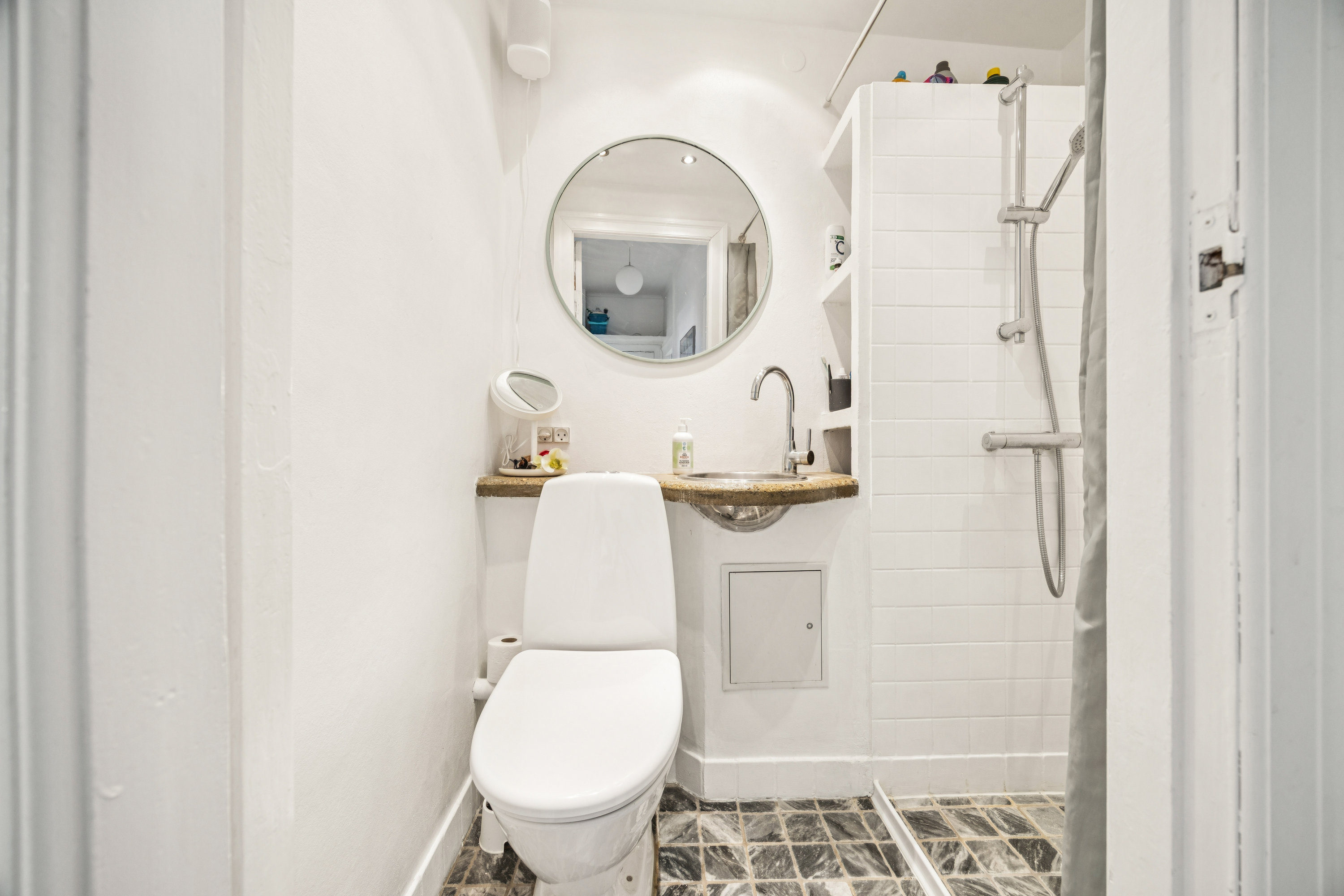 Fremhævet badeværelse billede i fuldskærmstilstand. Billede af N.J. Fjords Alle 2, st.. tv., 1957 Frederiksberg C