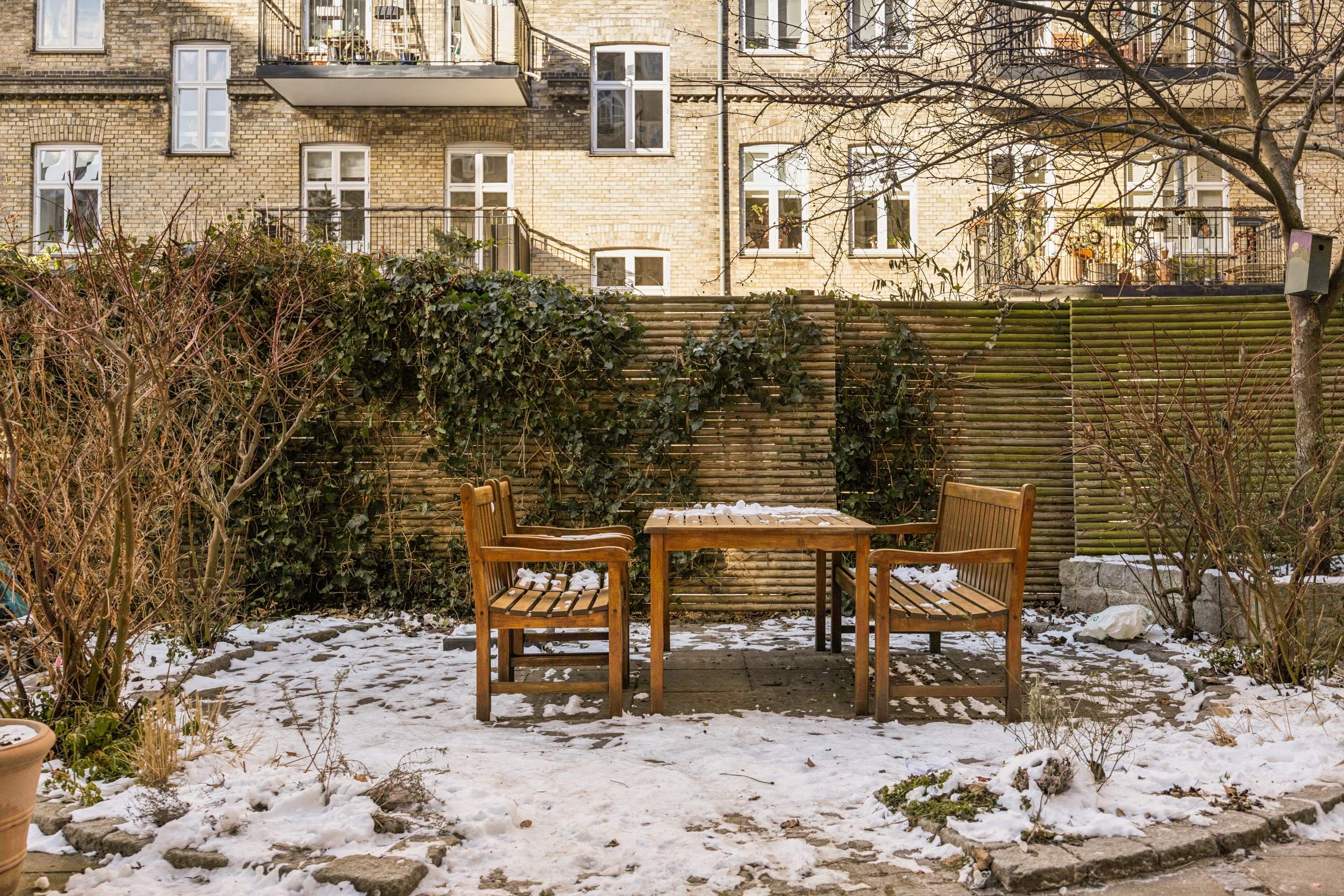 Fremhævet gårdmiljø billede i fuldskærmstilstand. Billede af N.J. Fjords Alle 2, st.. tv., 1957 Frederiksberg C