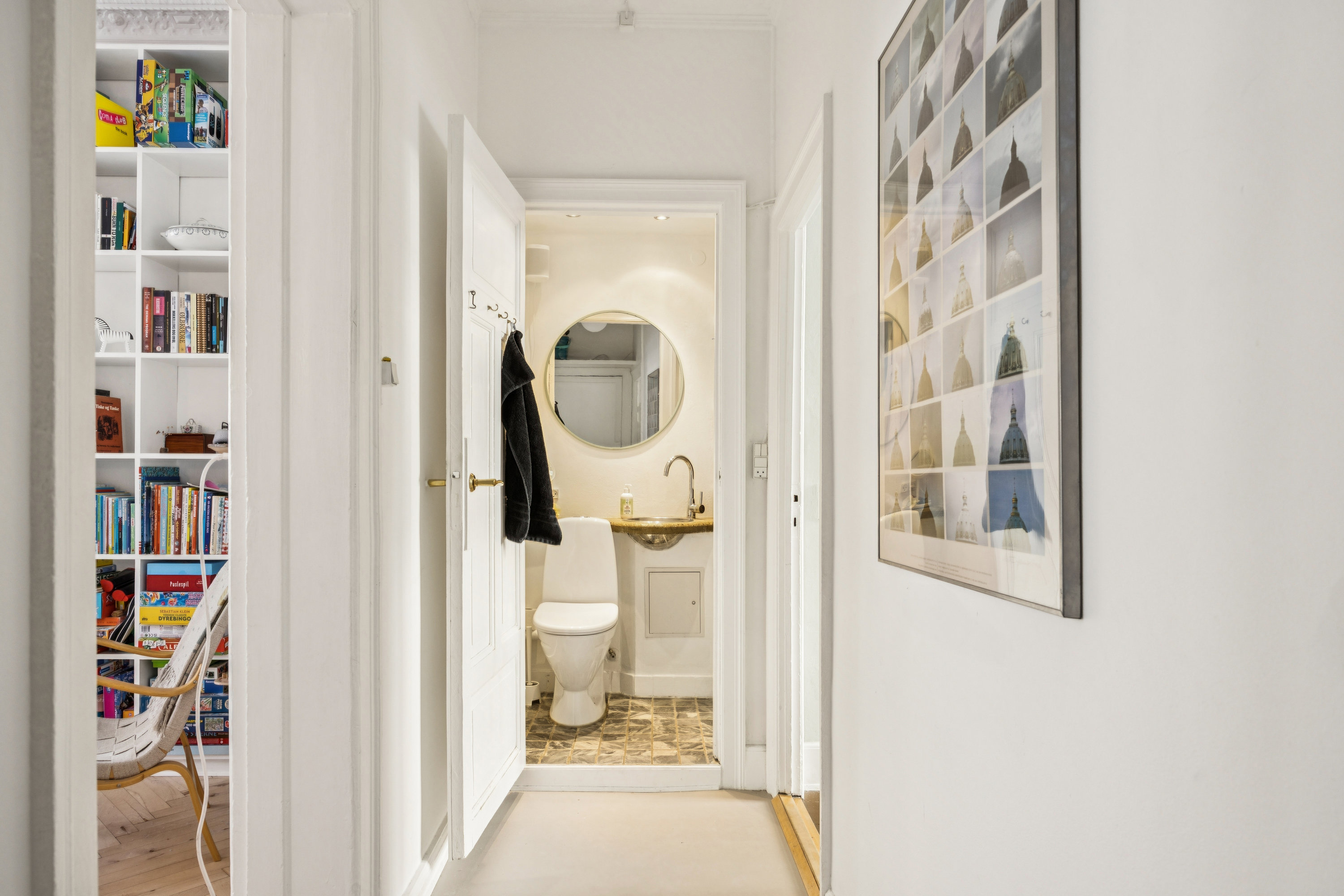 Fremhævet gang billede i fuldskærmstilstand. Billede af N.J. Fjords Alle 2, st.. tv., 1957 Frederiksberg C