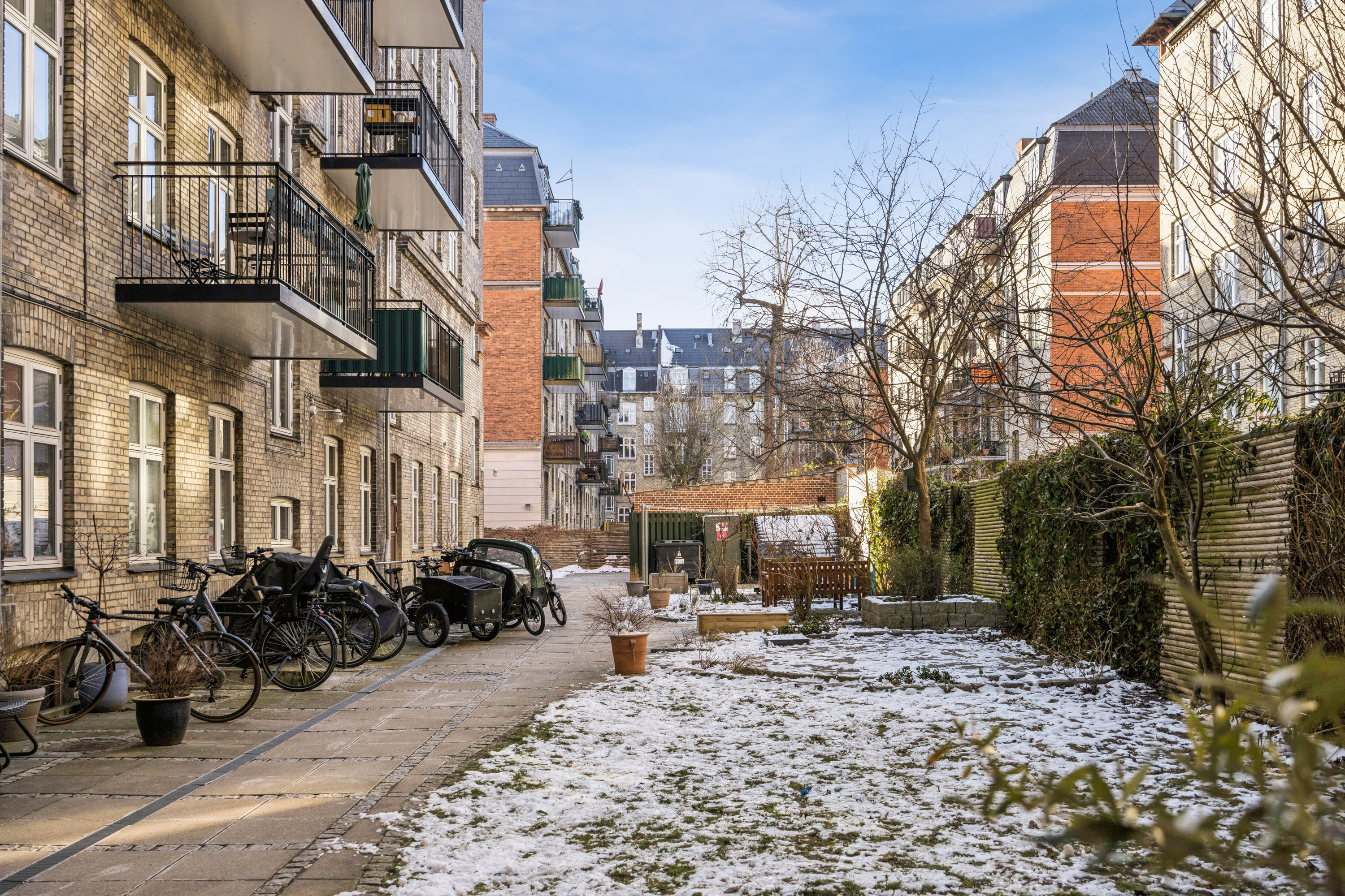 Fremhævet gårdmiljø billede i fuldskærmstilstand. Billede af N.J. Fjords Alle 2, st.. tv., 1957 Frederiksberg C