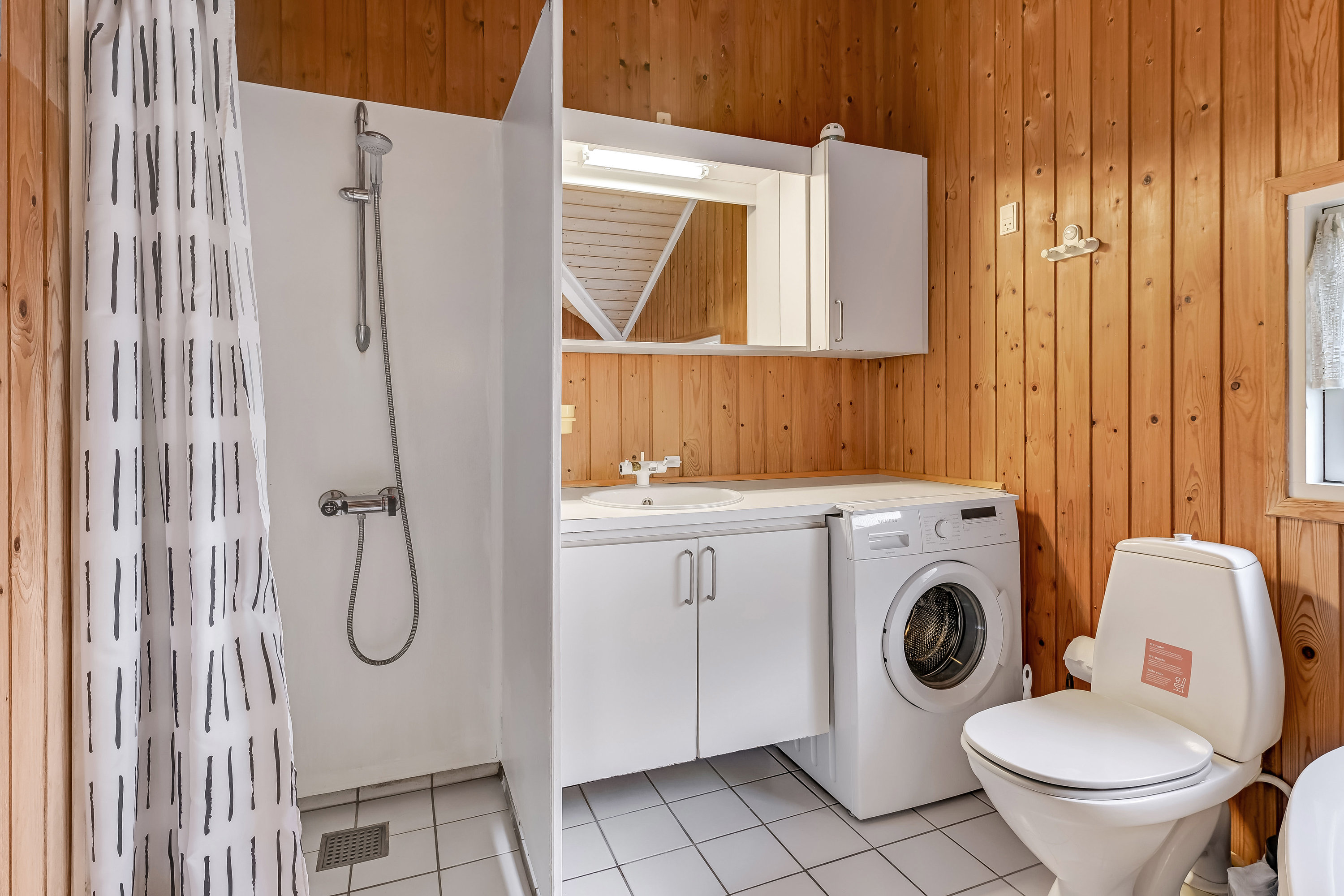 Fremhævet badeværelse billede i fuldskærmstilstand. Billede af Hedevej 40, Ho, 6857 Blåvand