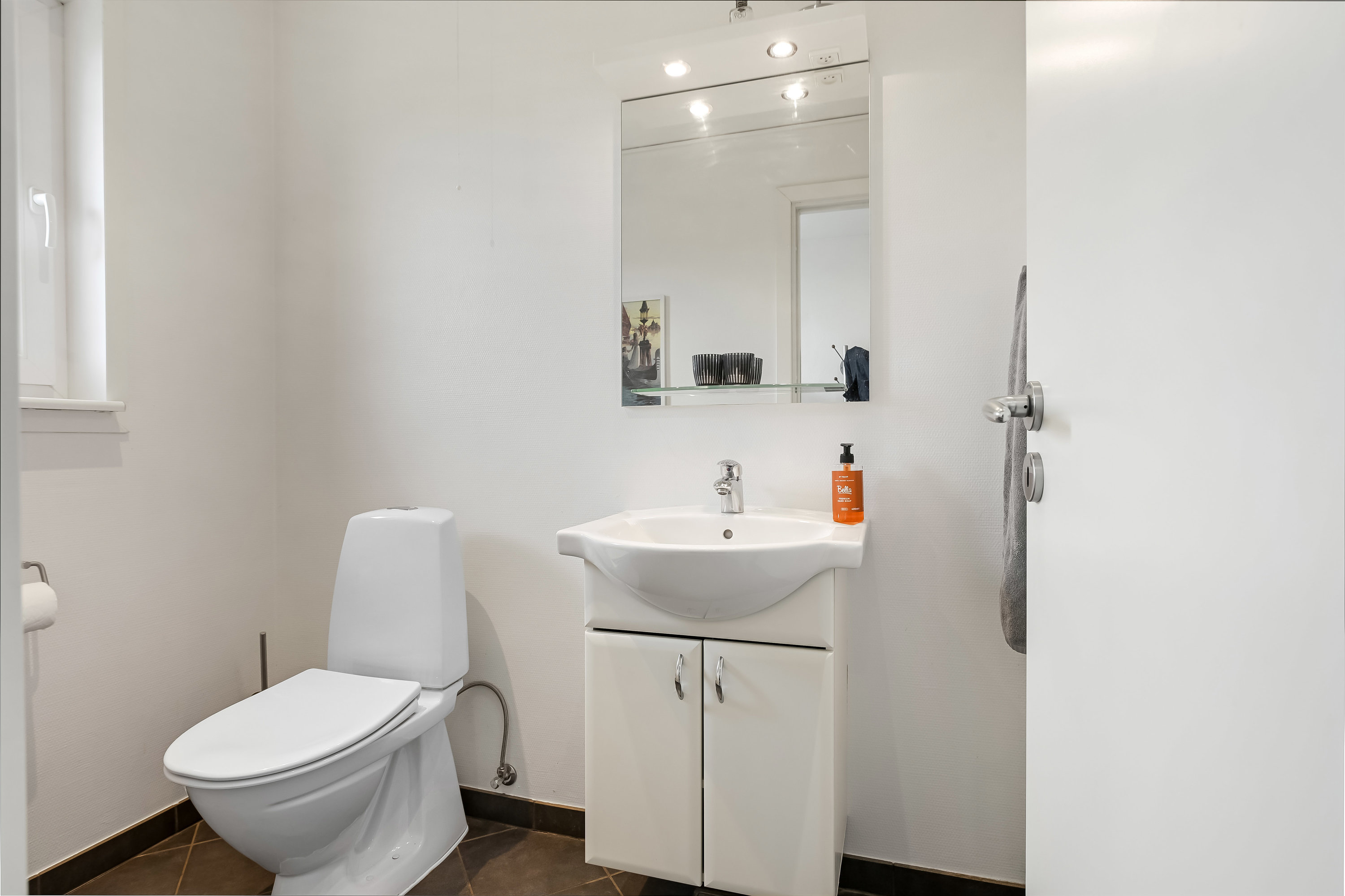 Fremhævet toilet billede i fuldskærmstilstand. Billede af Mosevangen 16, 6710 Esbjerg V