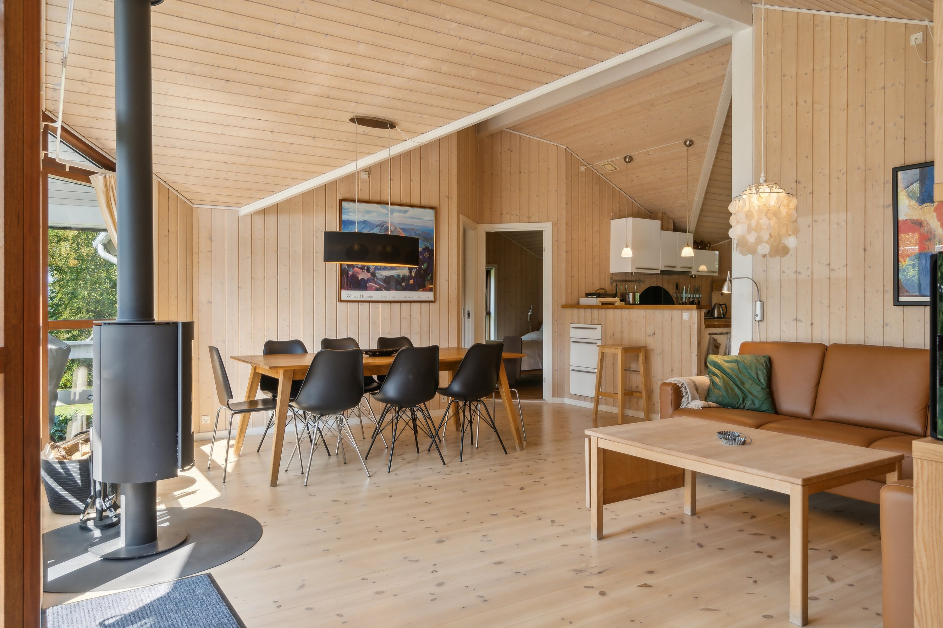 Fremhævet stue billede i fuldskærmstilstand. Billede af Nøddebakken 1B, Veddinge Bk, 4540 Fårevejle