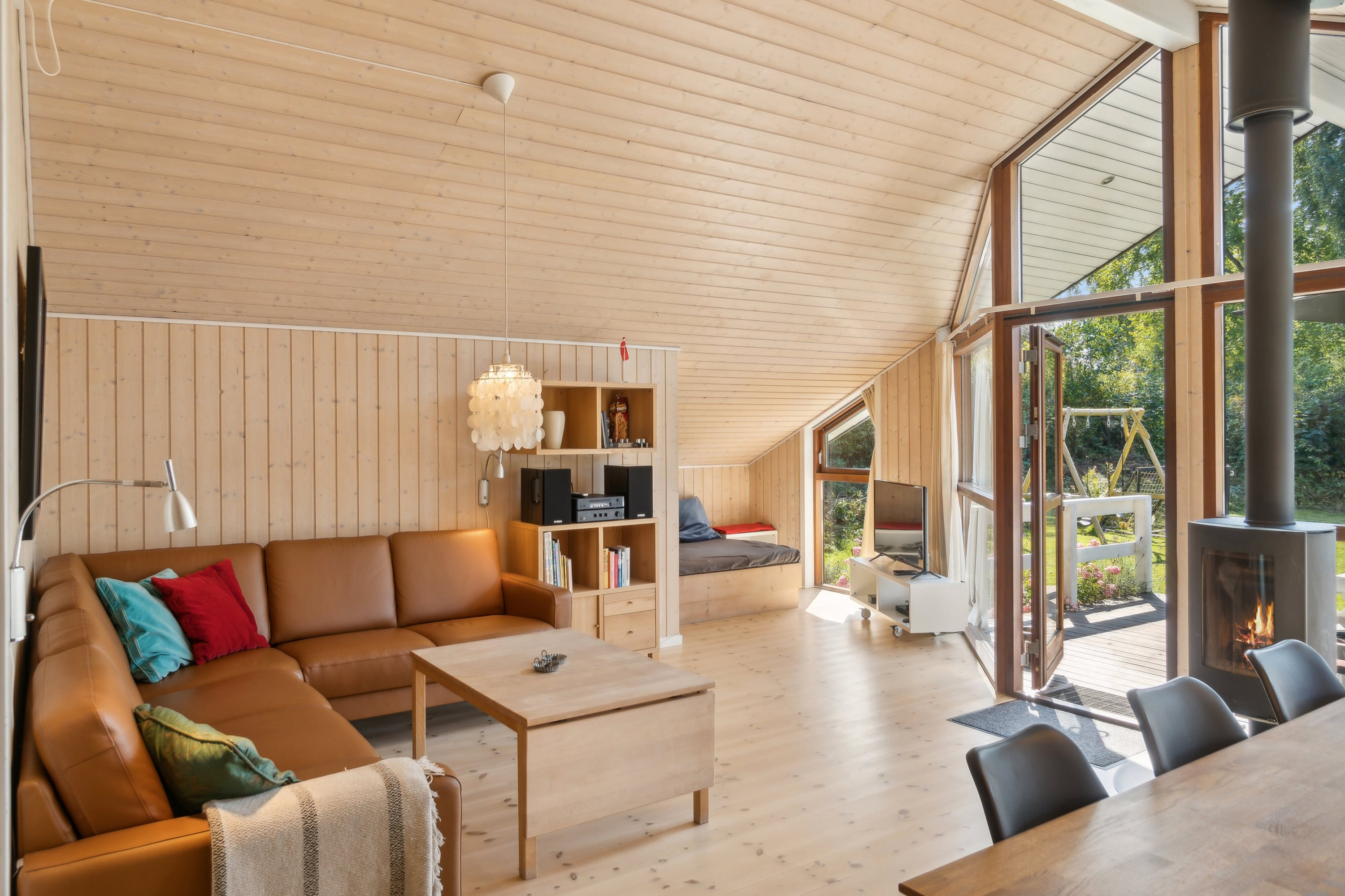 Fremhævet stue billede i fuldskærmstilstand. Billede af Nøddebakken 1B, Veddinge Bk, 4540 Fårevejle