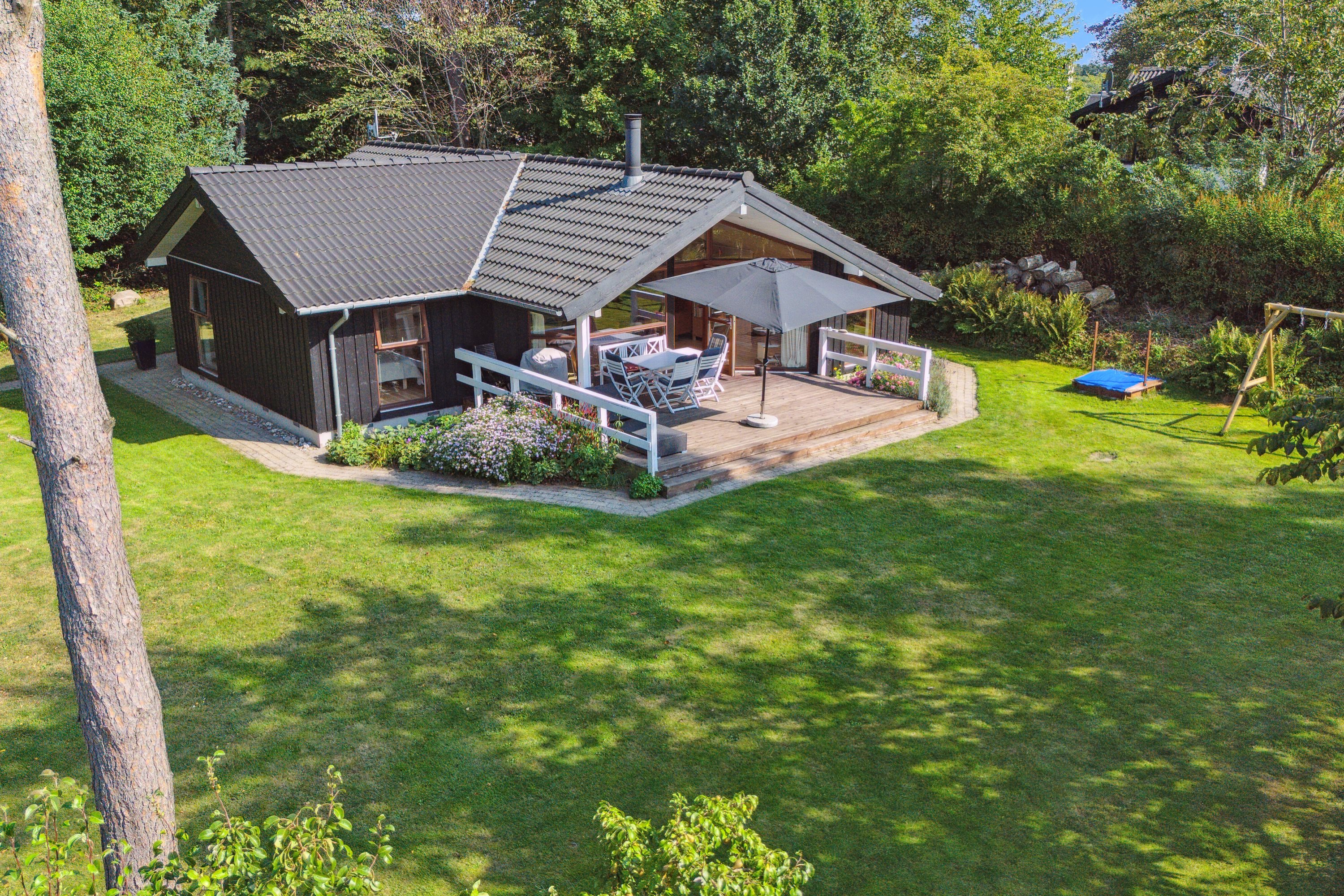 Fremhævet set fra haven billede i fuldskærmstilstand. Billede af Nøddebakken 1B, Veddinge Bk, 4540 Fårevejle