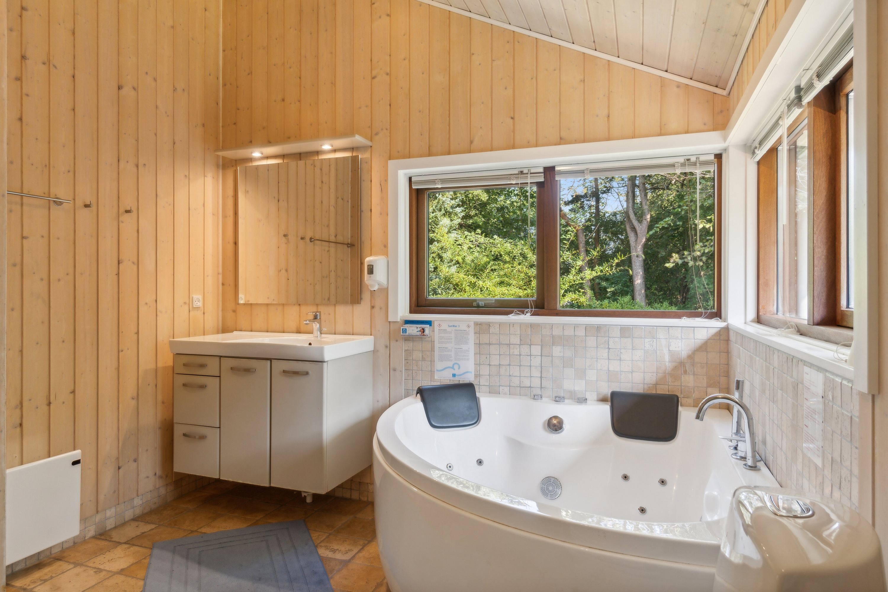 Fremhævet badeværelse billede i fuldskærmstilstand. Billede af Nøddebakken 1B, Veddinge Bk, 4540 Fårevejle