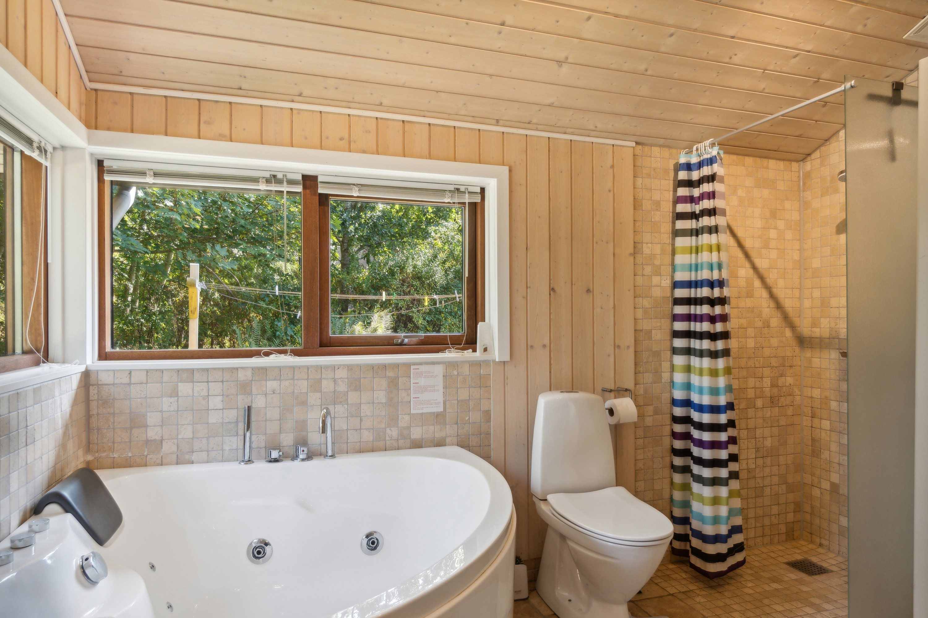 Fremhævet badeværelse billede i fuldskærmstilstand. Billede af Nøddebakken 1B, Veddinge Bk, 4540 Fårevejle