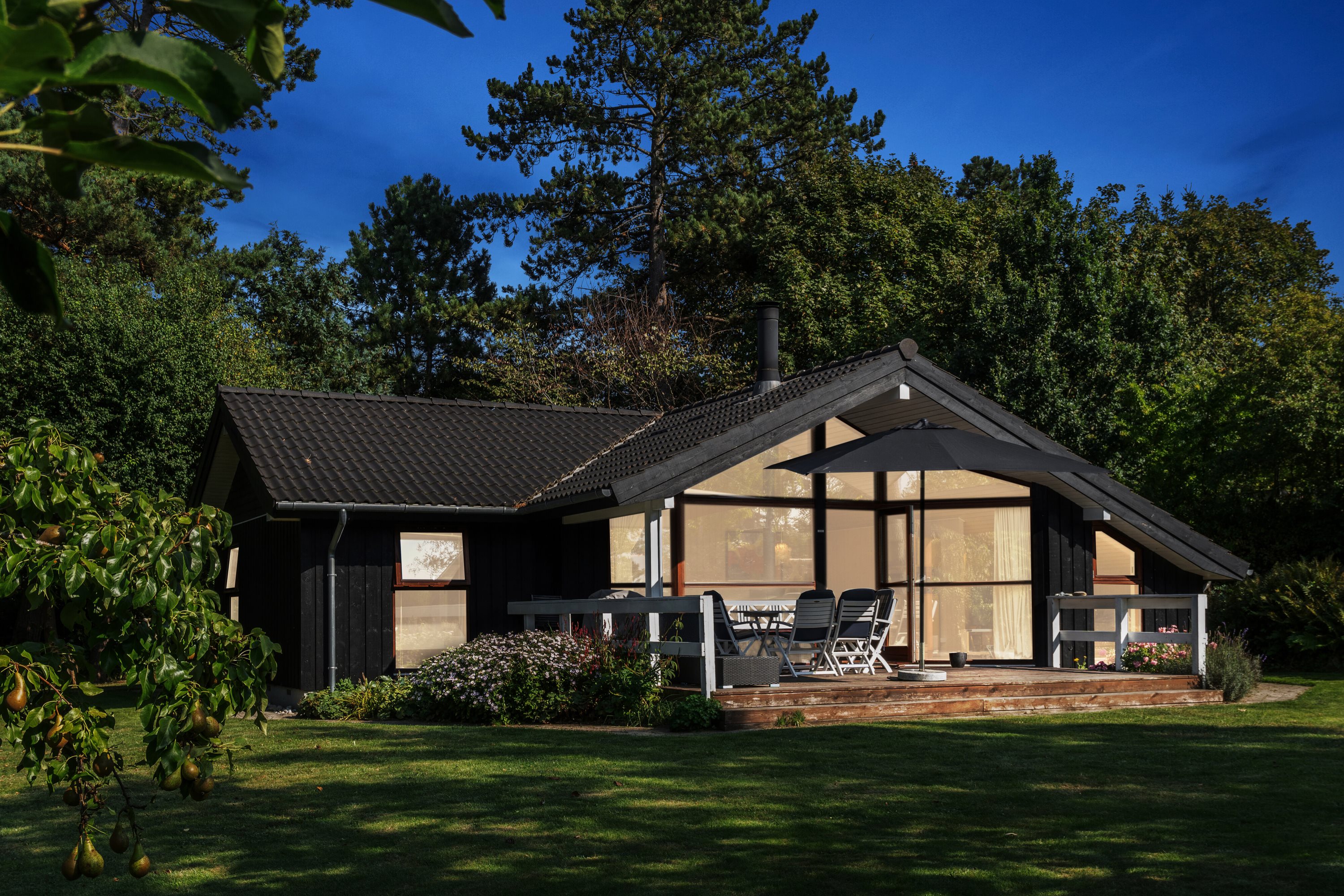 Fremhævet set fra haven billede i fuldskærmstilstand. Billede af Nøddebakken 1B, Veddinge Bk, 4540 Fårevejle