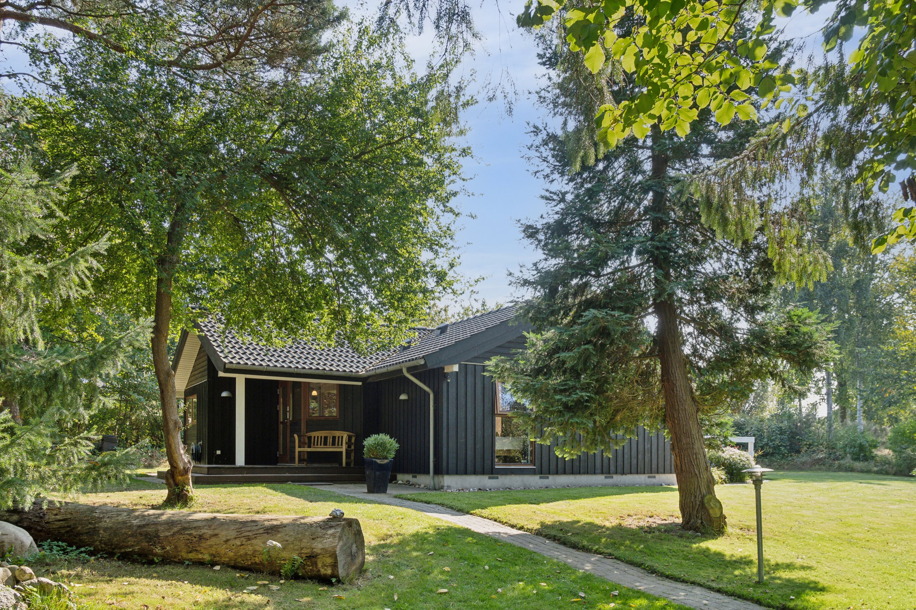 Fremhævet set fra haven billede i fuldskærmstilstand. Billede af Nøddebakken 1B, Veddinge Bk, 4540 Fårevejle