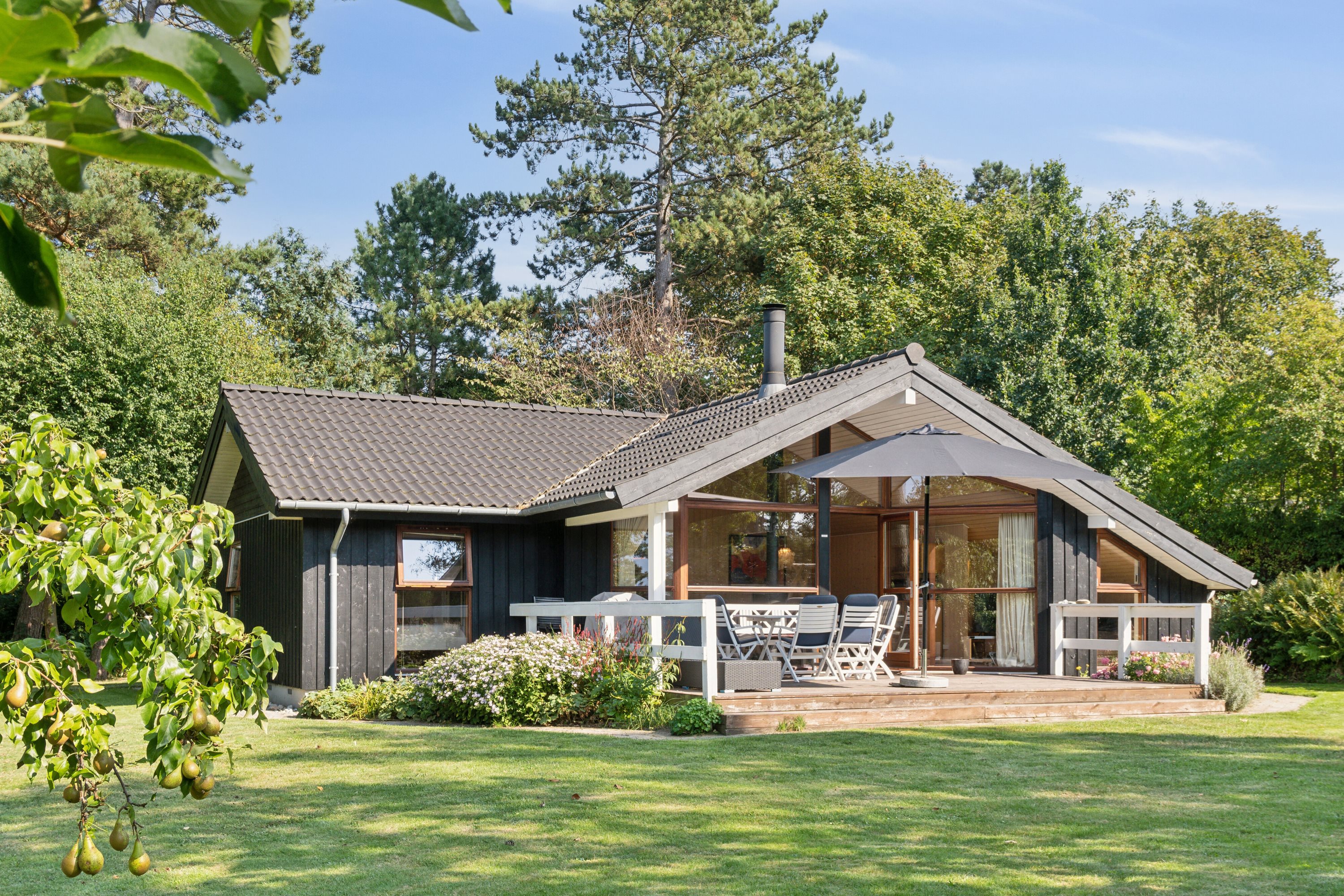 Fremhævet set fra haven billede i fuldskærmstilstand. Billede af Nøddebakken 1B, Veddinge Bk, 4540 Fårevejle