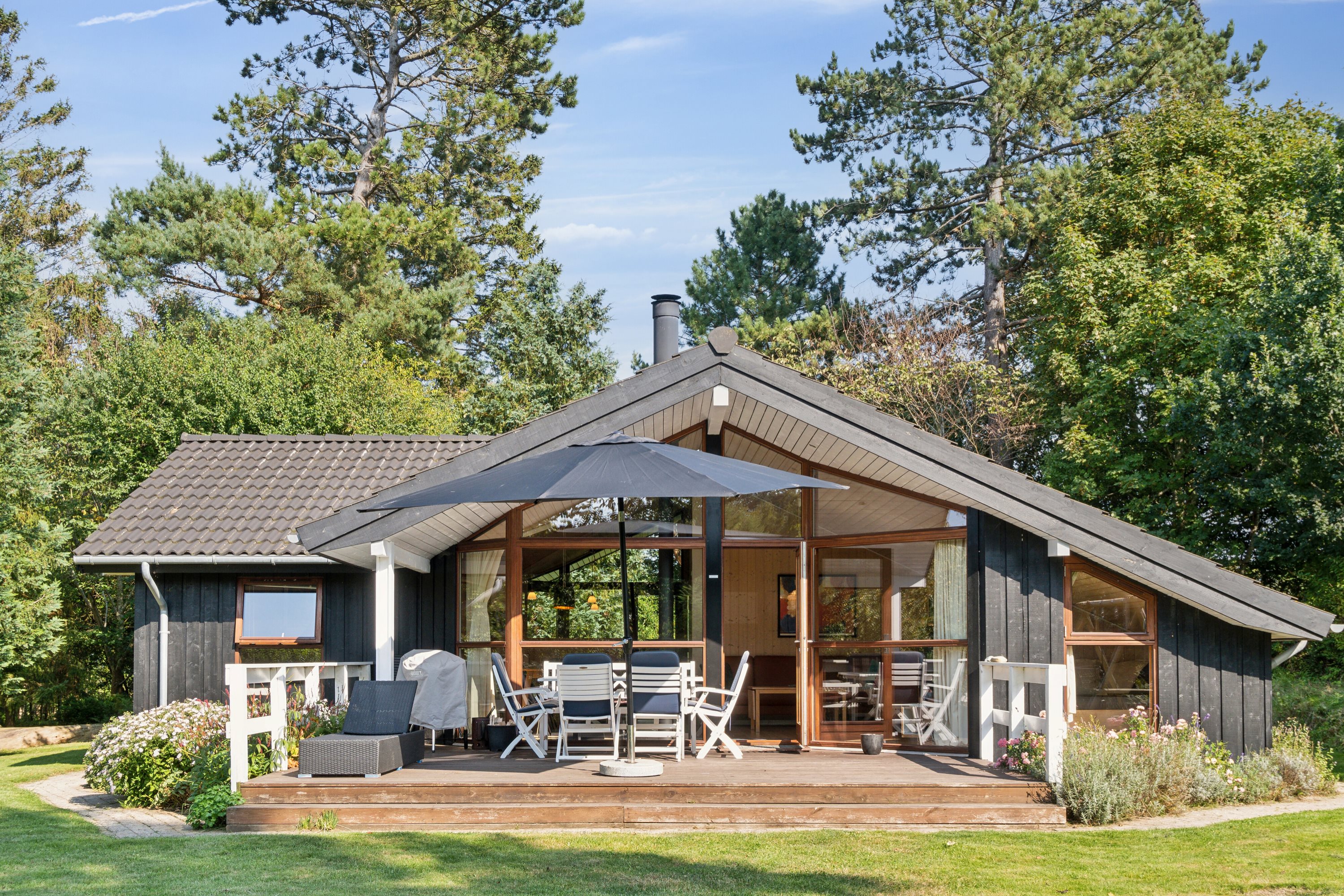 Fremhævet set fra haven billede i fuldskærmstilstand. Billede af Nøddebakken 1B, Veddinge Bk, 4540 Fårevejle