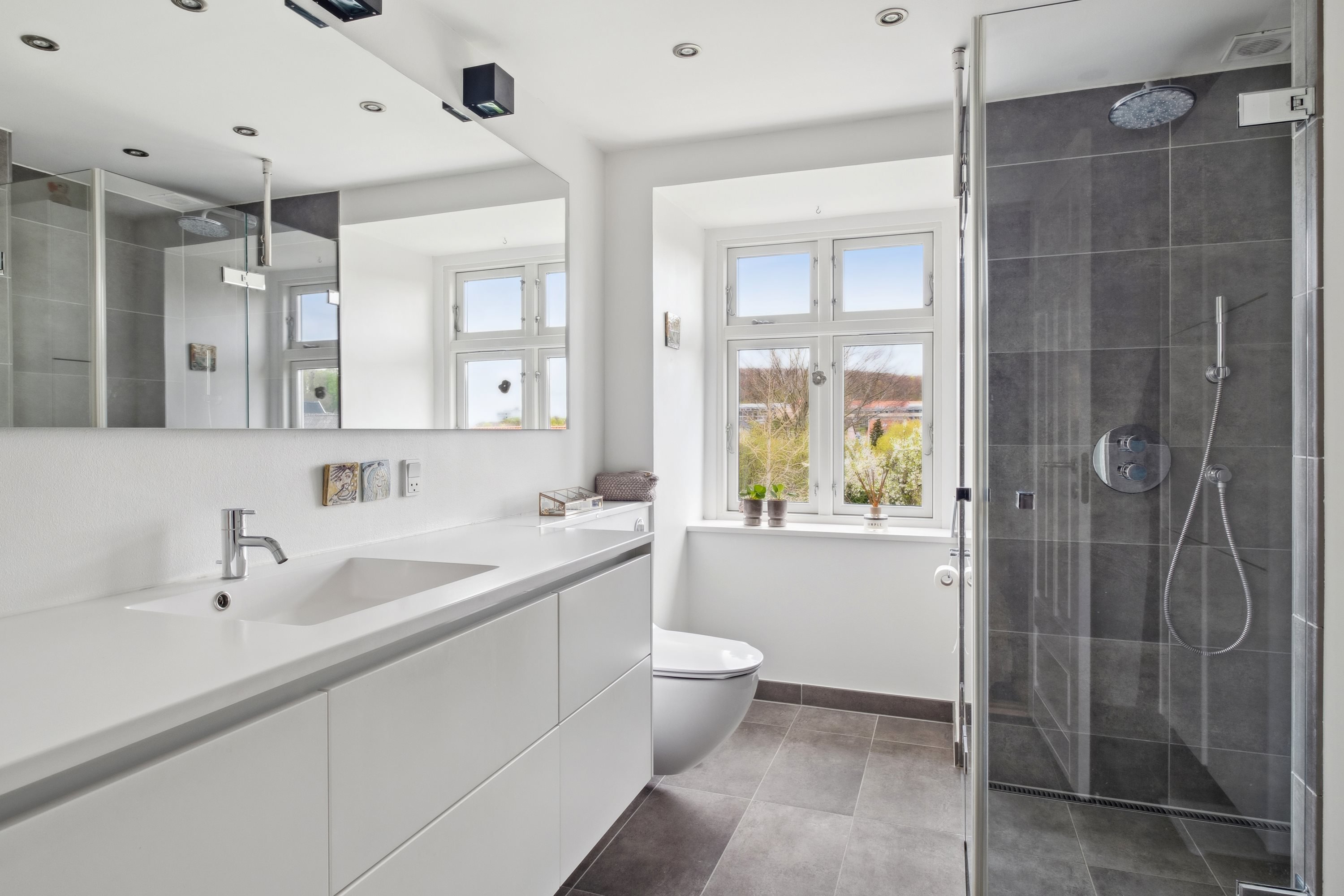 Fremhævet bad 1. sal billede i fuldskærmstilstand. Billede af Vestre Alle 32, 9000 Aalborg