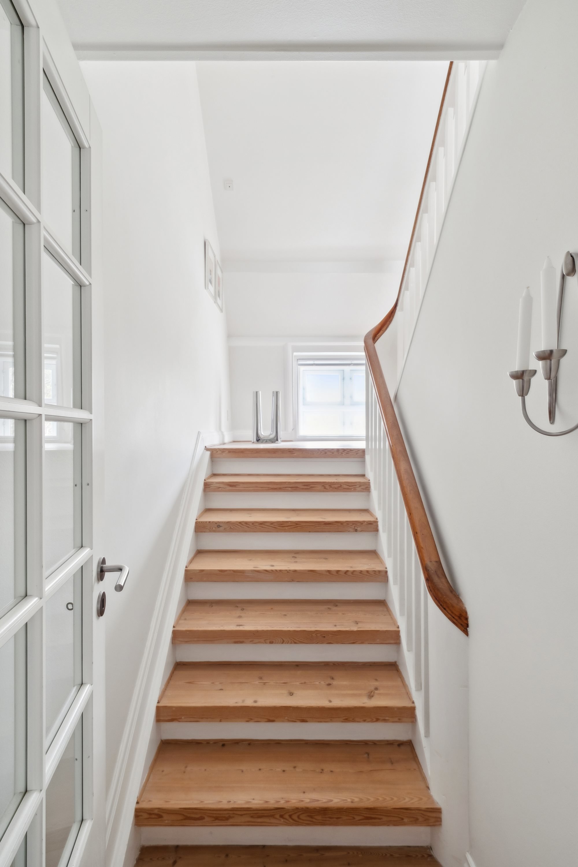 Fremhævet opgang til 2. sal billede i fuldskærmstilstand. Billede af Vestre Alle 32, 9000 Aalborg