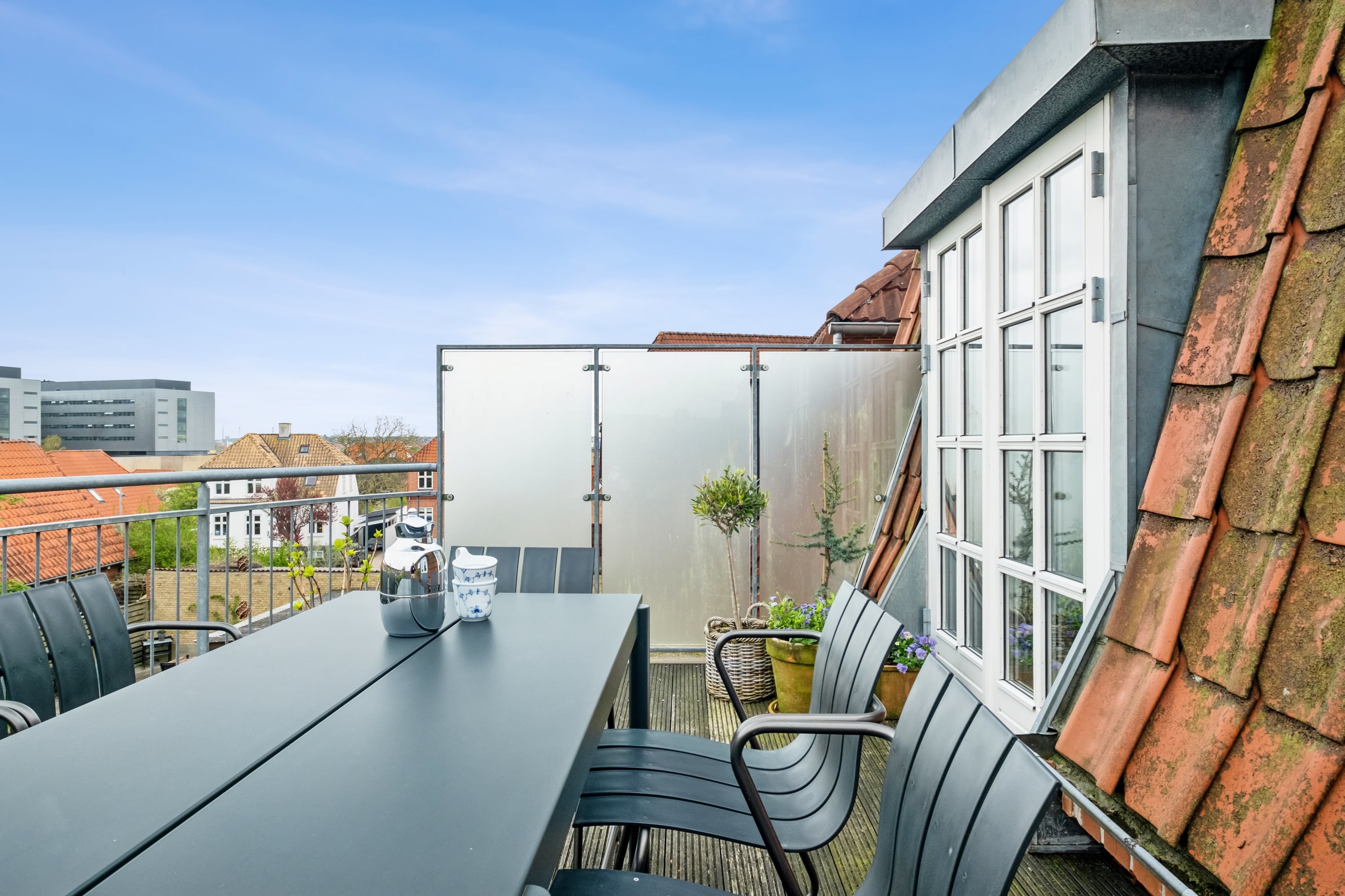 Fremhævet altan 1. sal  billede i fuldskærmstilstand. Billede af Vestre Alle 32, 9000 Aalborg