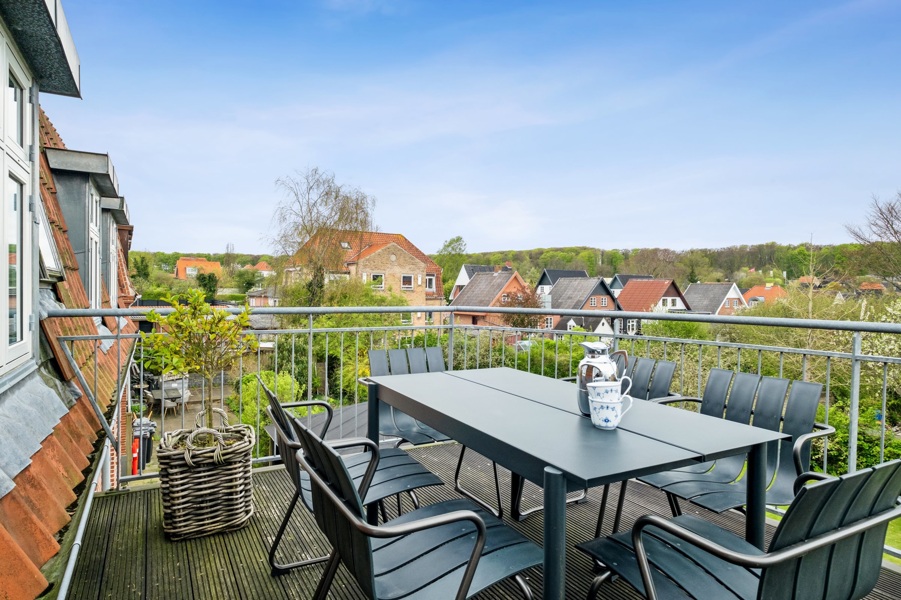 Fremhævet altan 1. sal billede i fuldskærmstilstand. Billede af Vestre Alle 32, 9000 Aalborg