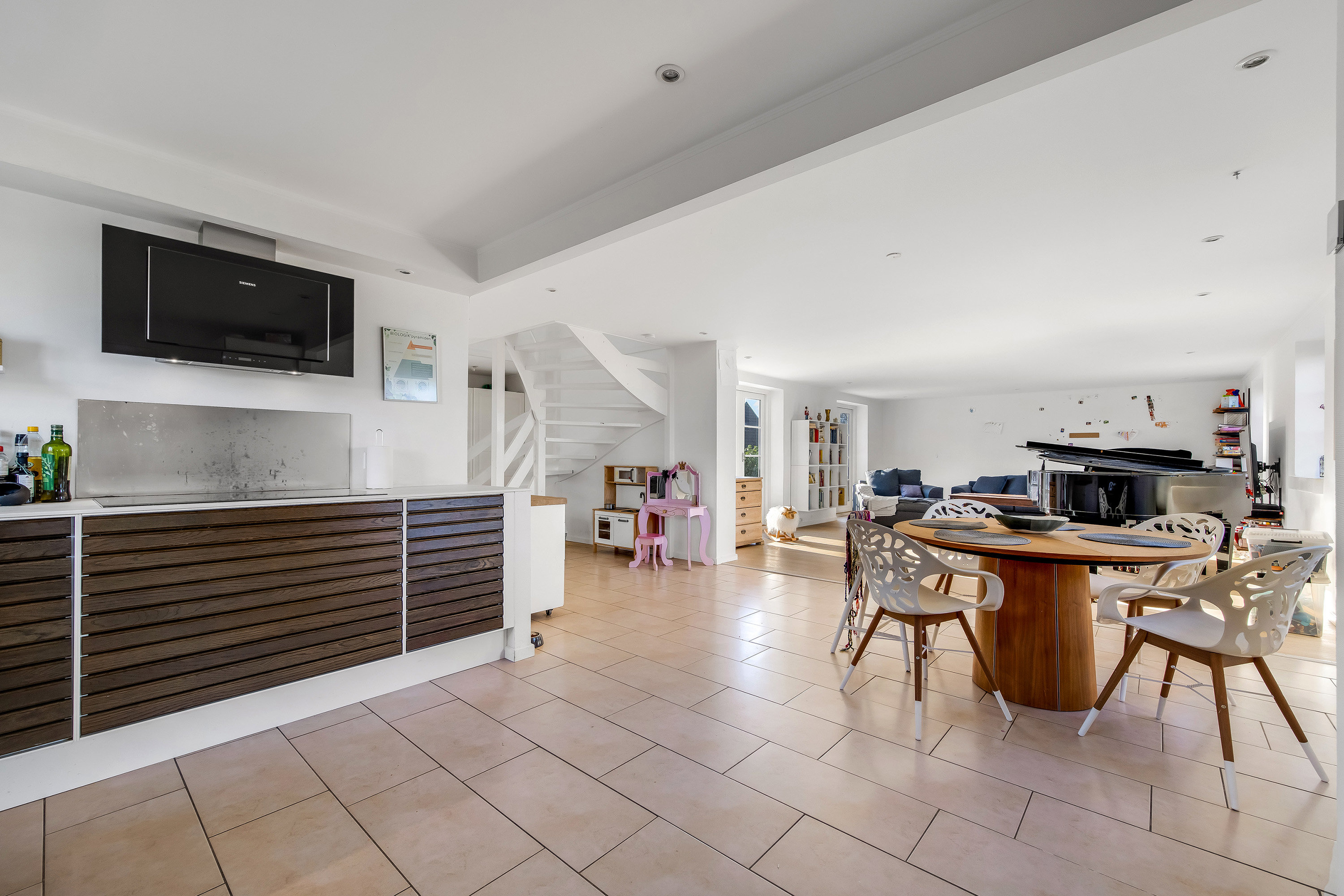 Fremhævet køkken alrum billede i fuldskærmstilstand. Billede af Solvænget 23, 3250 Gilleleje