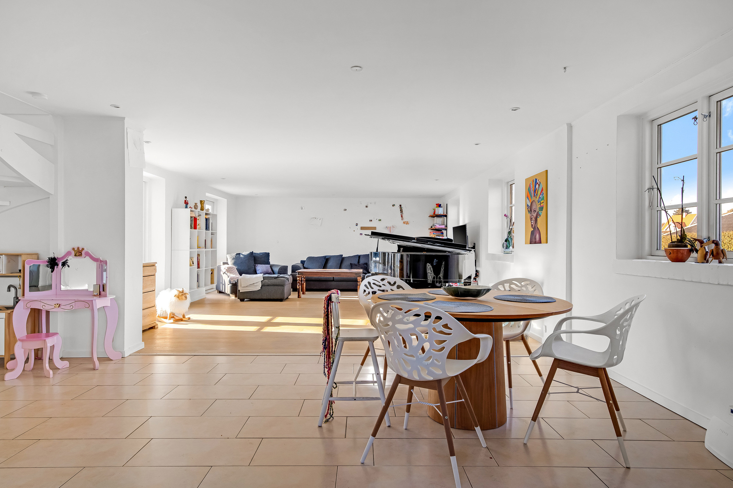 Fremhævet stue billede i fuldskærmstilstand. Billede af Solvænget 23, 3250 Gilleleje