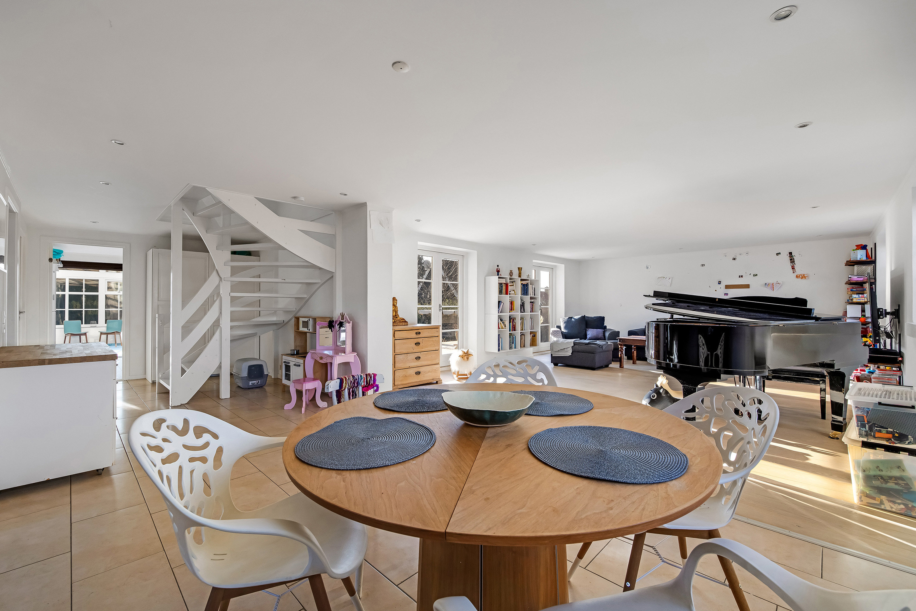 Fremhævet stue billede i fuldskærmstilstand. Billede af Solvænget 23, 3250 Gilleleje